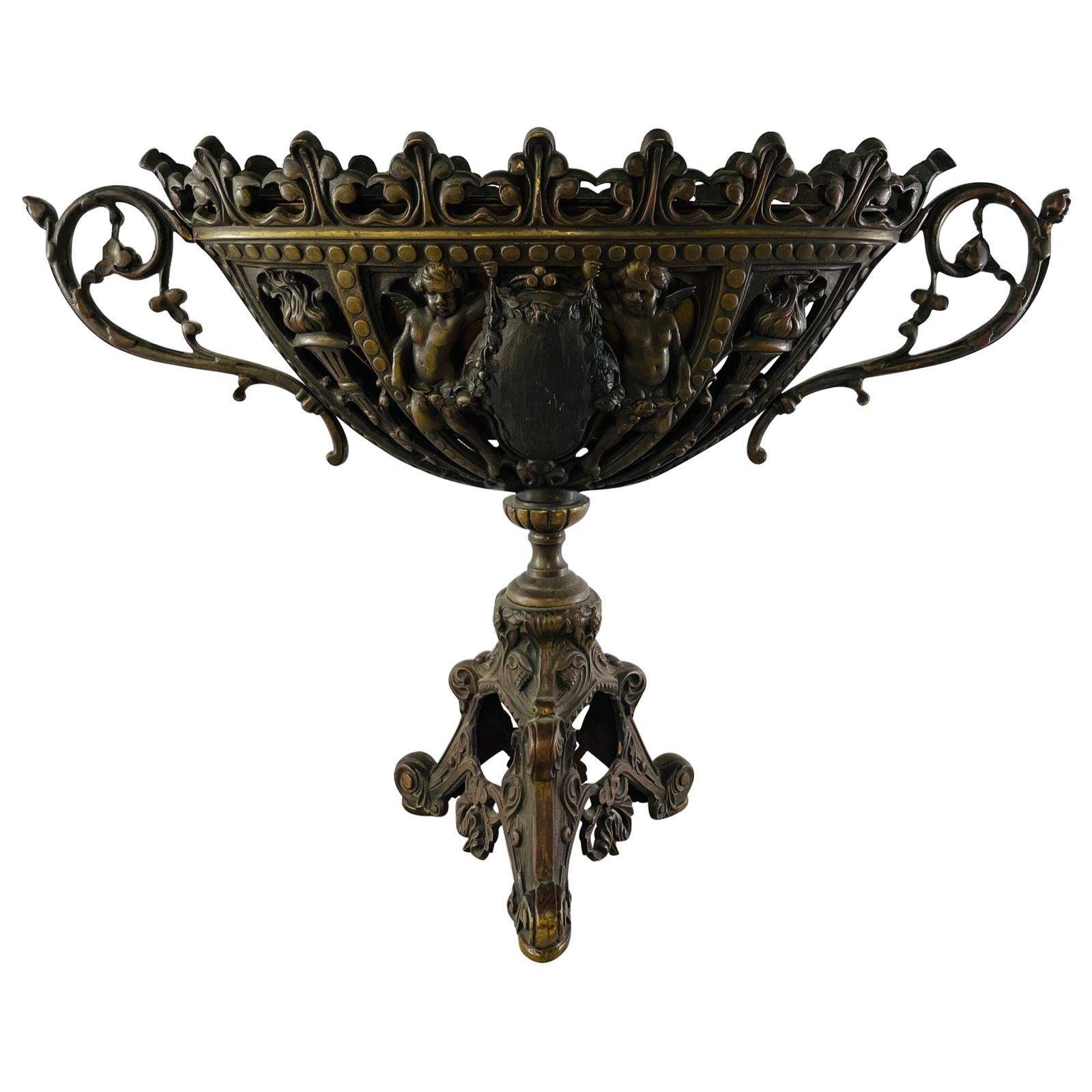 Ancien vase ou urne à chérubin français en bronze patiné