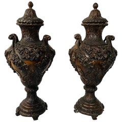 Paire d'urnes ou de jardinières anciennes en bronze patiné à motifs floraux, France