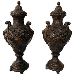 Paire d'urnes ou de jardinières anciennes en bronze patiné à motifs floraux, France