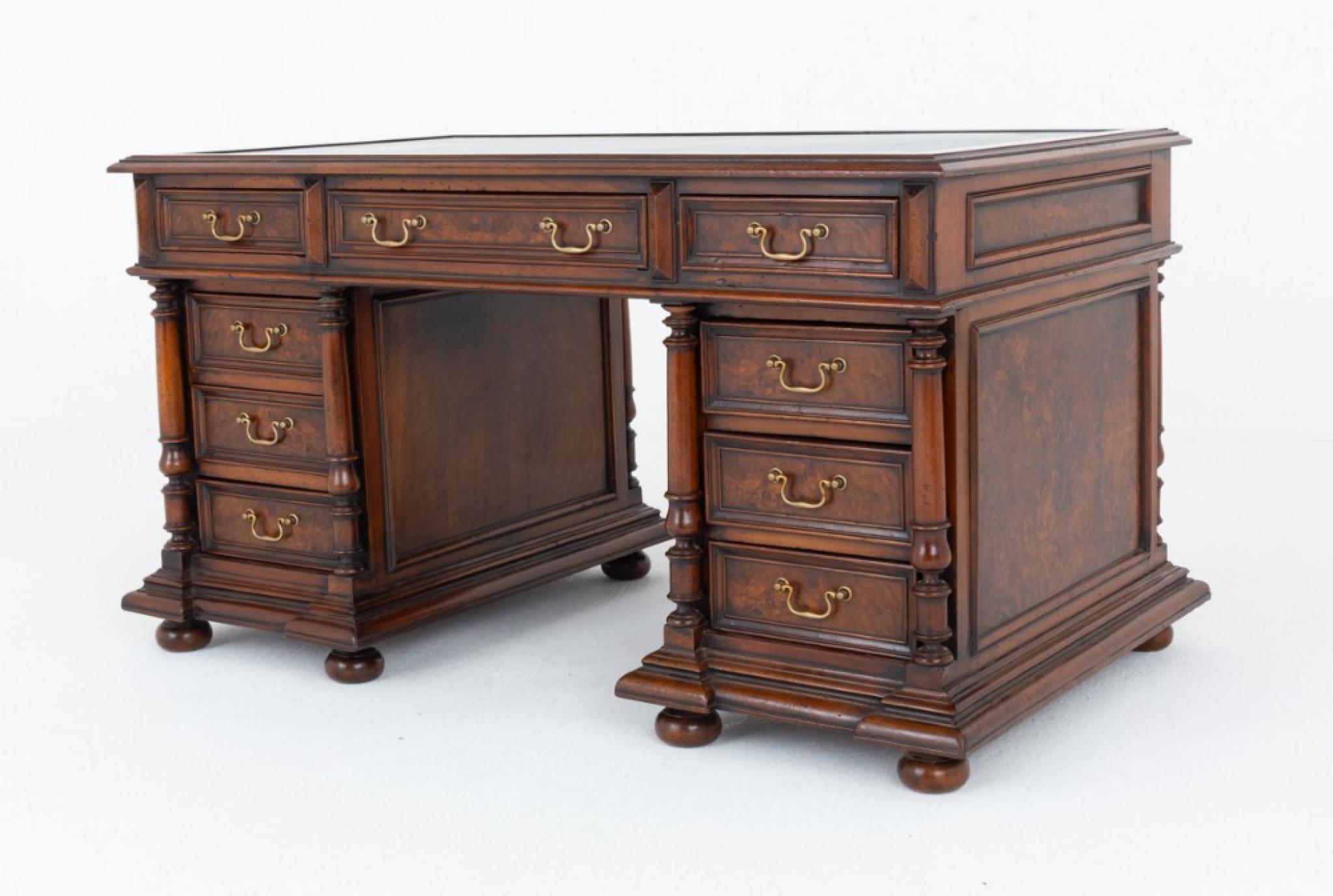 Antike Französisch Pedestal Schreibtisch Nussbaum 1880 im Zustand „Gut“ im Angebot in Potters Bar, GB