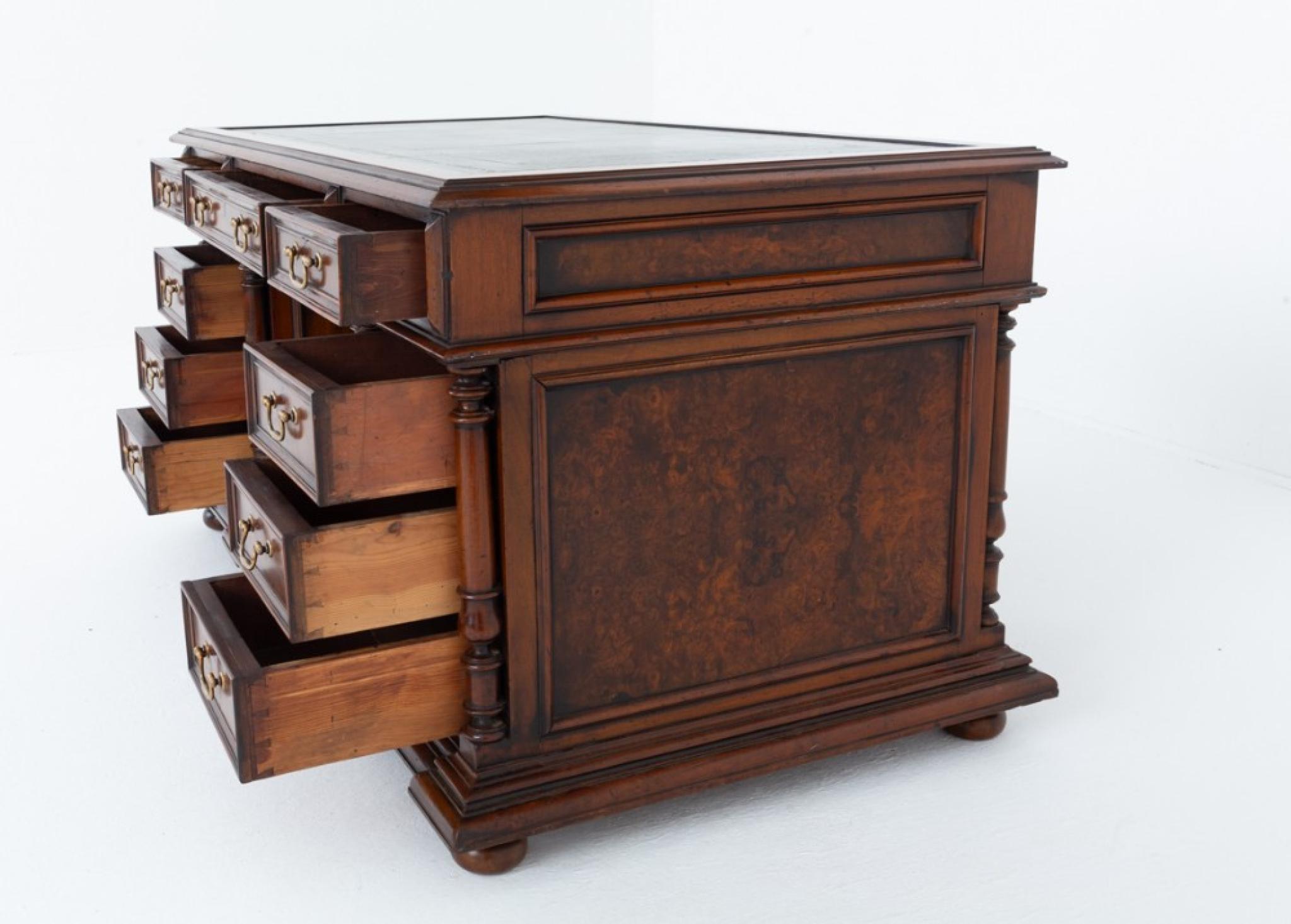 Antike Französisch Pedestal Schreibtisch Nussbaum 1880 (Walnuss) im Angebot