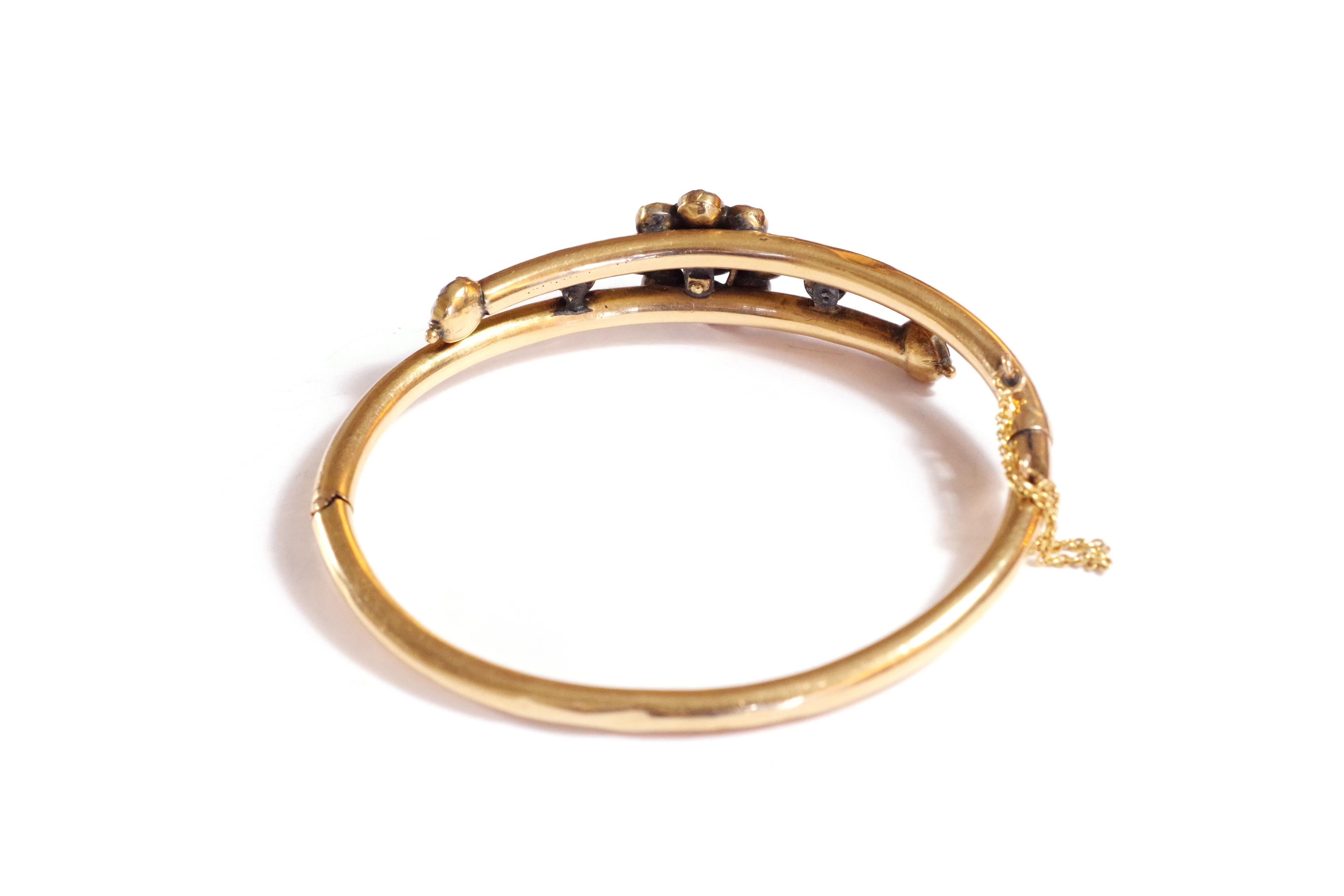 Antikes französisches Granatarmband aus Perpignan in 18 Karat Roségold. Ein wunderschönes Armband aus sich kreuzenden Roségoldsträngen, die an den Enden mit Granaten verziert sind. Der Armreif ist hohl. Er ist mit einem bedeutenden runden Granat