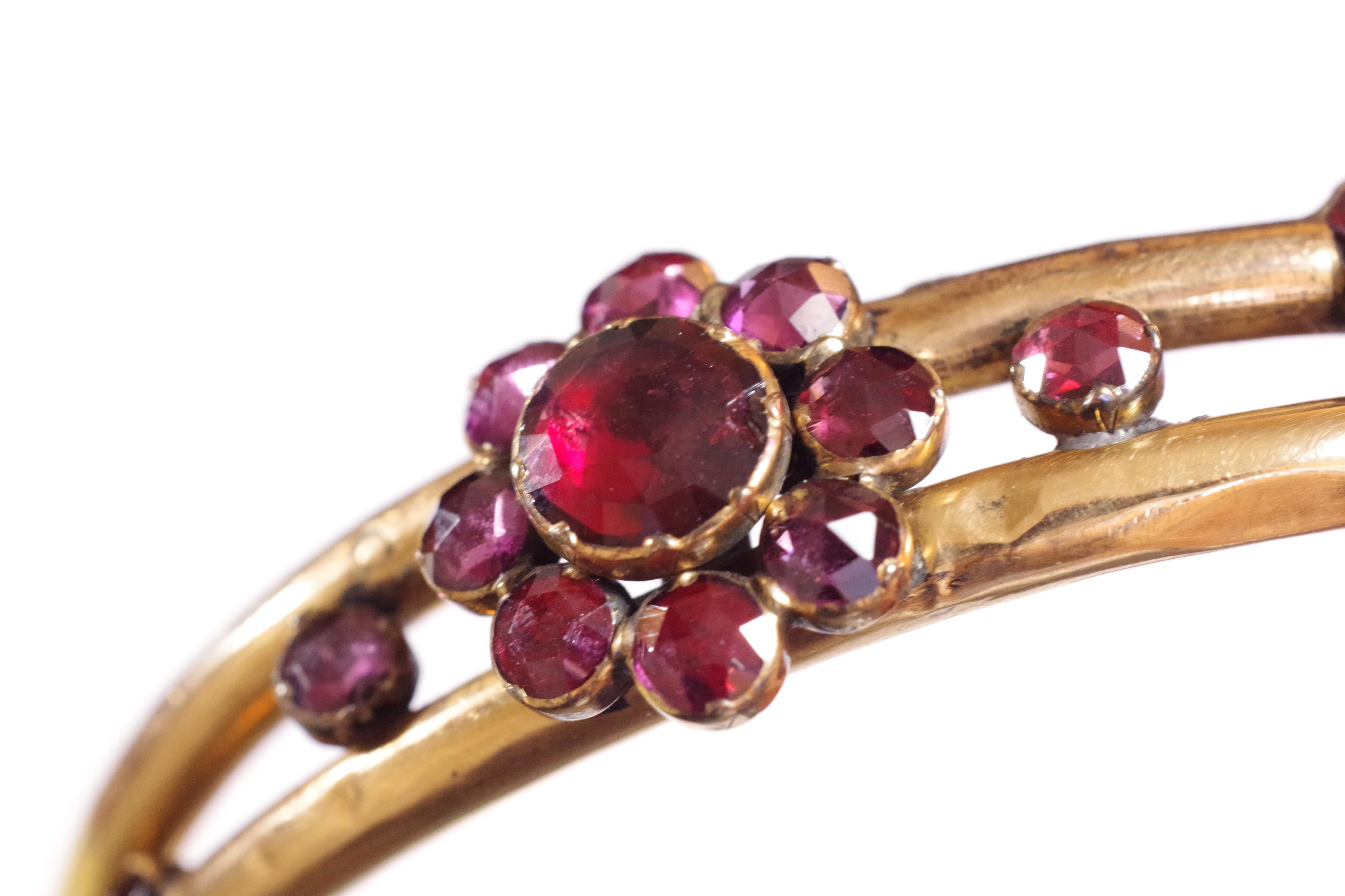 Antikes französisches Perpignan Granat-Armband, viktorianischer Armreif, hohl 18k Roségold im Zustand „Relativ gut“ in PARIS, FR