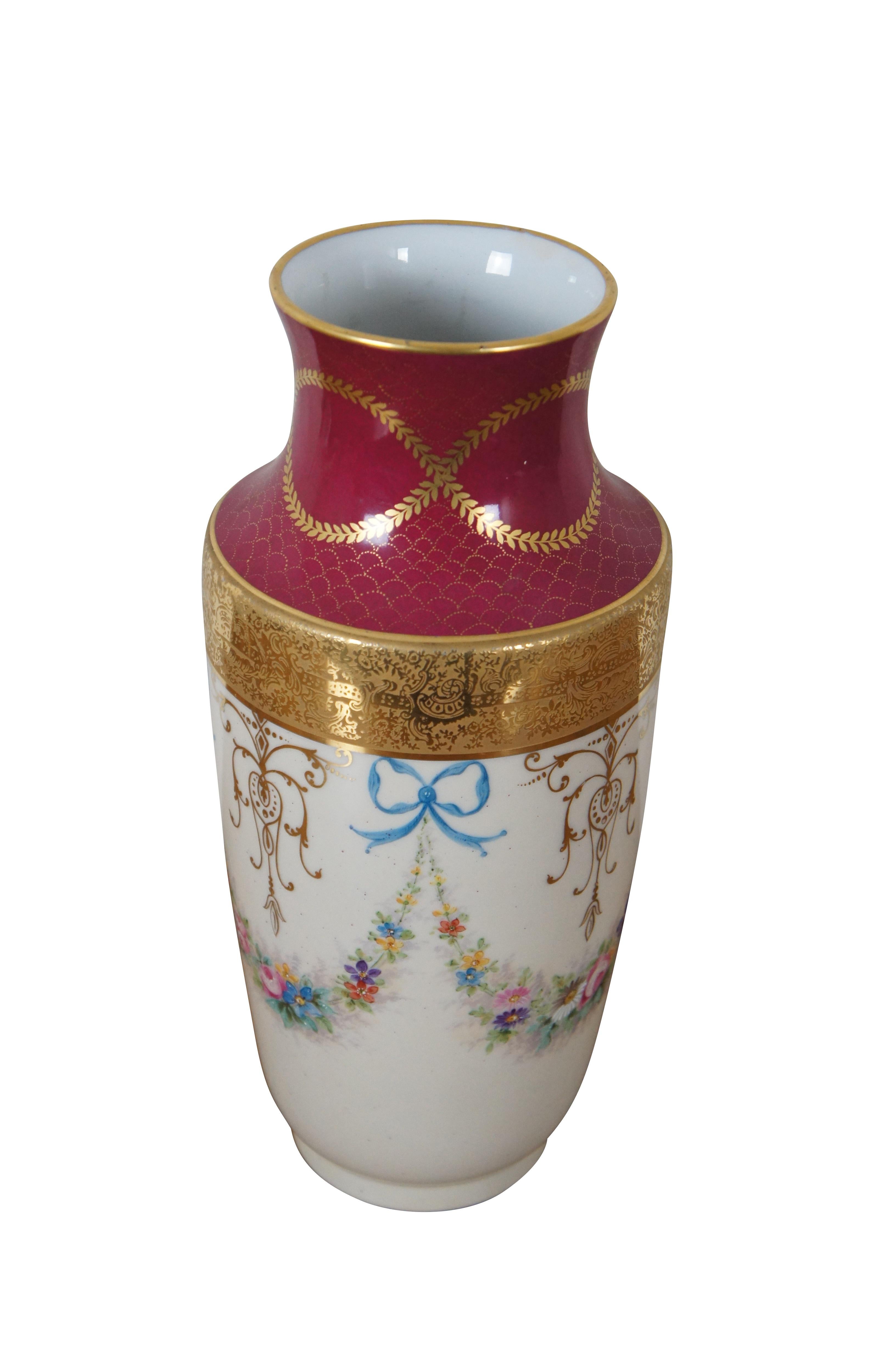Antique French A. Perrier & L. Feippel Limoges Vaso o urna da camino.  Realizzato in porcellana in stile neoclassico con una corona di fiori e nastri e una fascia dorata in rilievo.

Dimensioni:
6