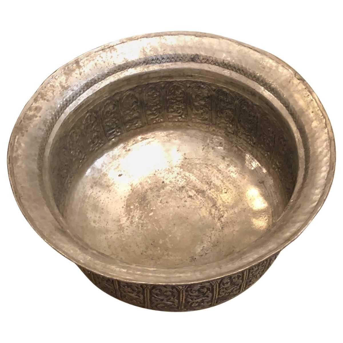 Antique French Persian Motive Hammered and Engraved Bowl In Good Condition For Sale In Pasadena, CA