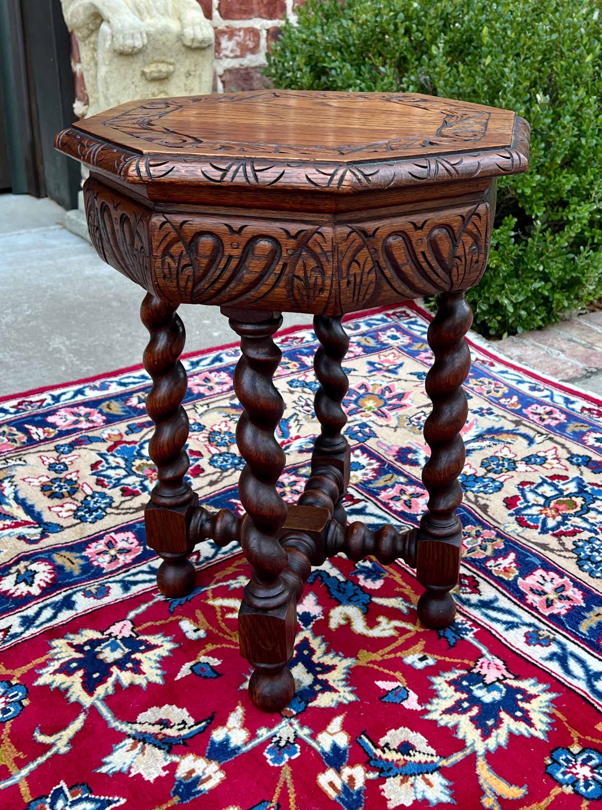ADORABILE tavolo da tavolo ottagonale BARLEY TWIST di Antique French Oak, di epoca vittoriana, con un'alta percentuale di intagli.
~~

Questi tavoli versatili erano molto popolari nelle case e nelle tenute di campagna francesi dell'epoca