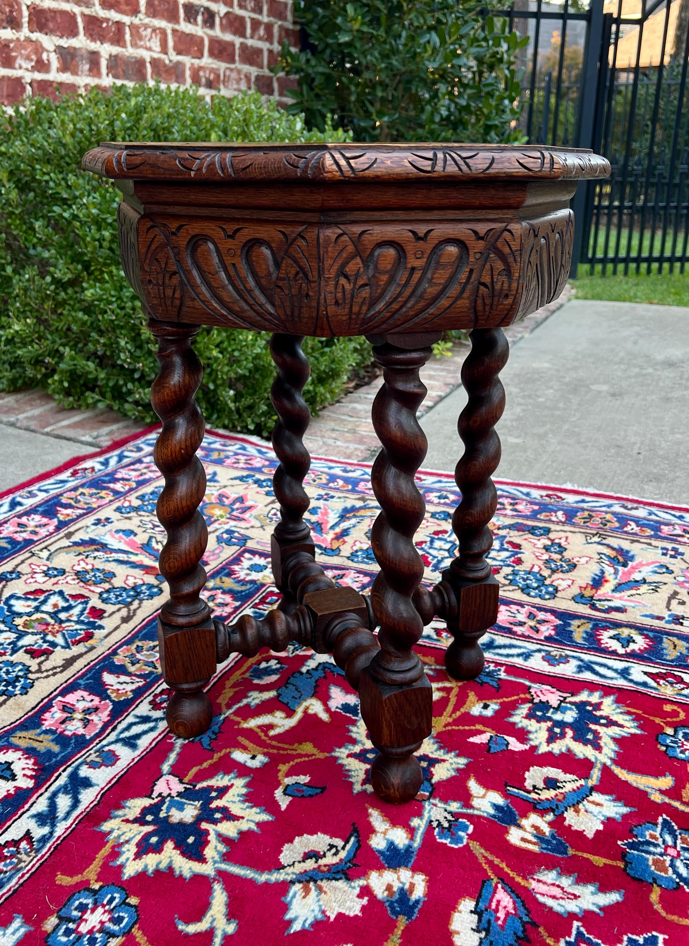 XX secolo Antique French Petite BARLEY TWIST Octagonale Renaissance Revival Oak 19th