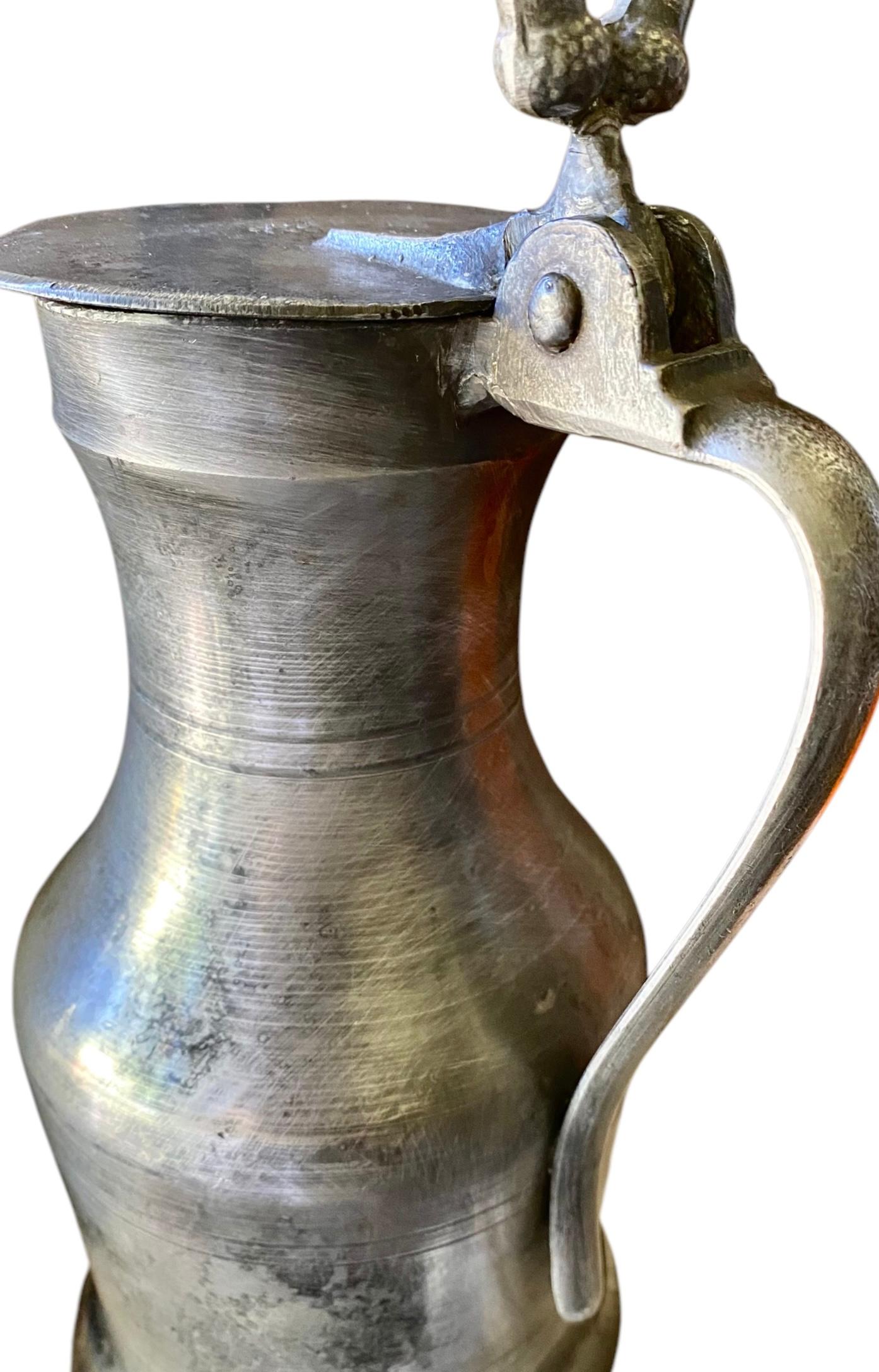 Antique French Pewter Flagon Lidded Pitcher (brocca con coperchio) in vendita 3