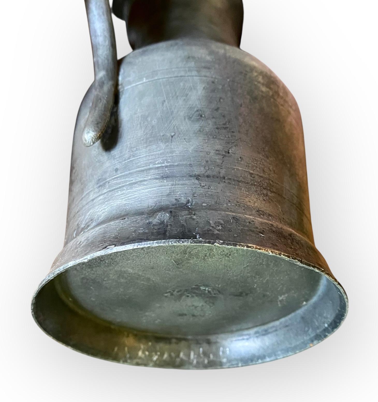 Antique French Pewter Flagon Lidded Pitcher (brocca con coperchio) in vendita 10
