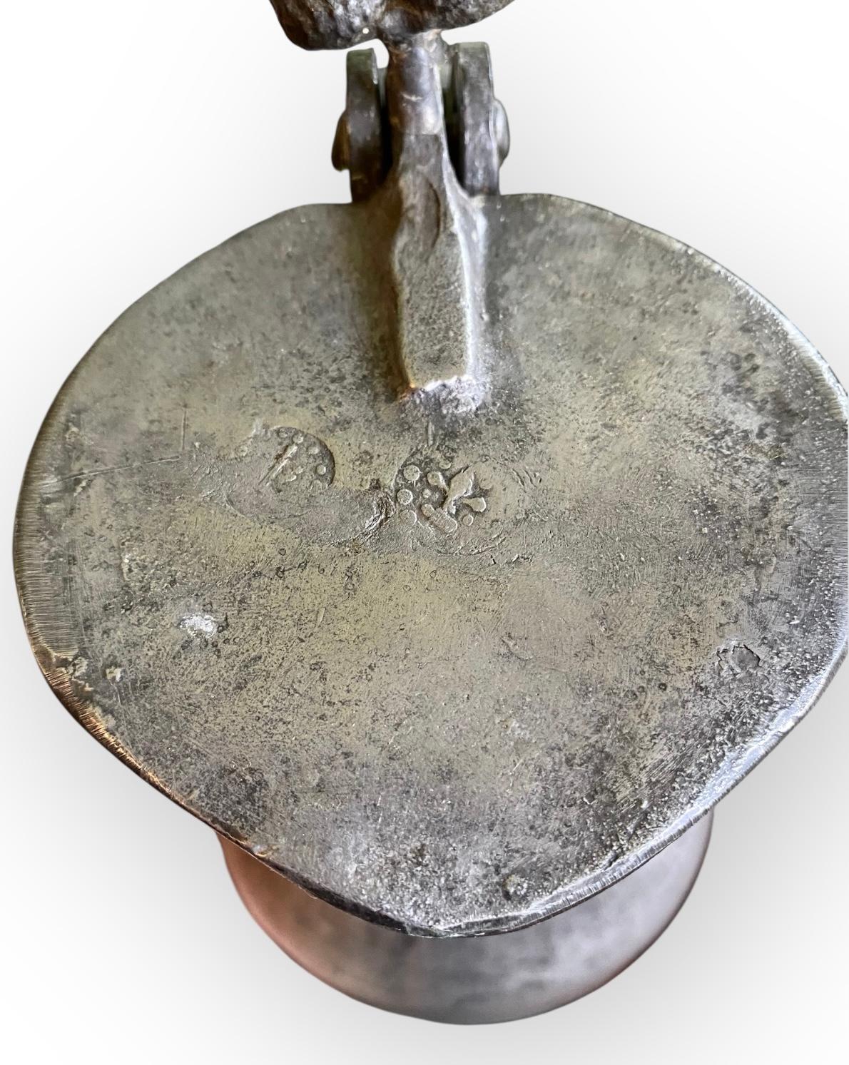 Antique French Pewter Flagon Lidded Pitcher (brocca con coperchio) in vendita 11