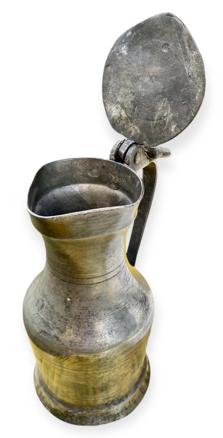 Un antico fiasco di peltro francese del XIX secolo con decorazione a ghianda sul coperchio. Vecchi marchi di fabbrica sul coperchio e sul lato inferiore che non sono riuscito a identificare completamente. 
 
Versare vino, acqua o altre bevande da