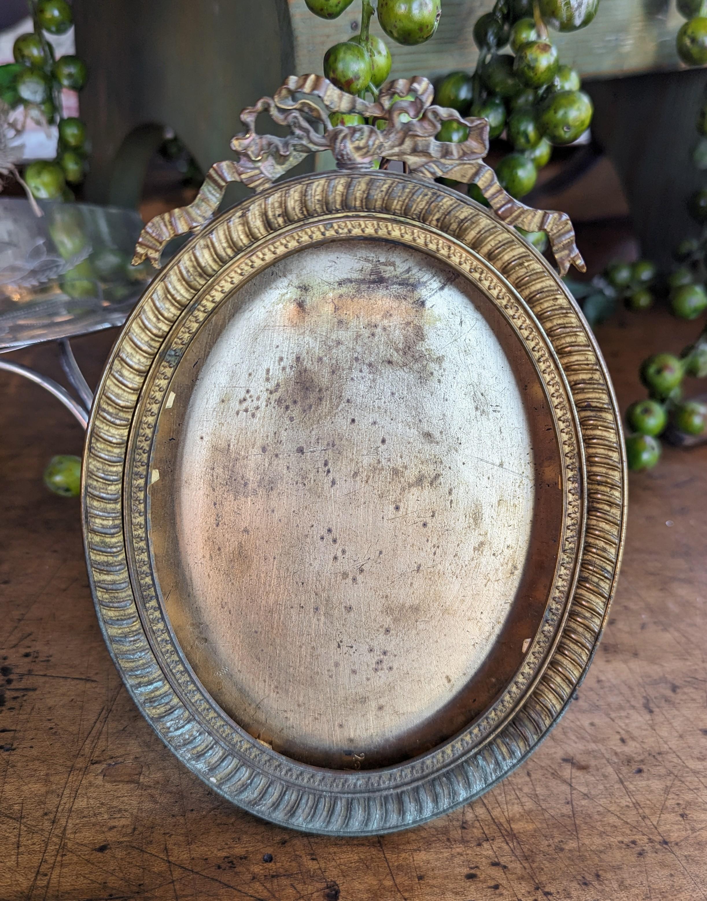 Marco de Fotos Antique French Bronce Ovalado Cintas y Lazos Estilo Luis XVI en venta 1