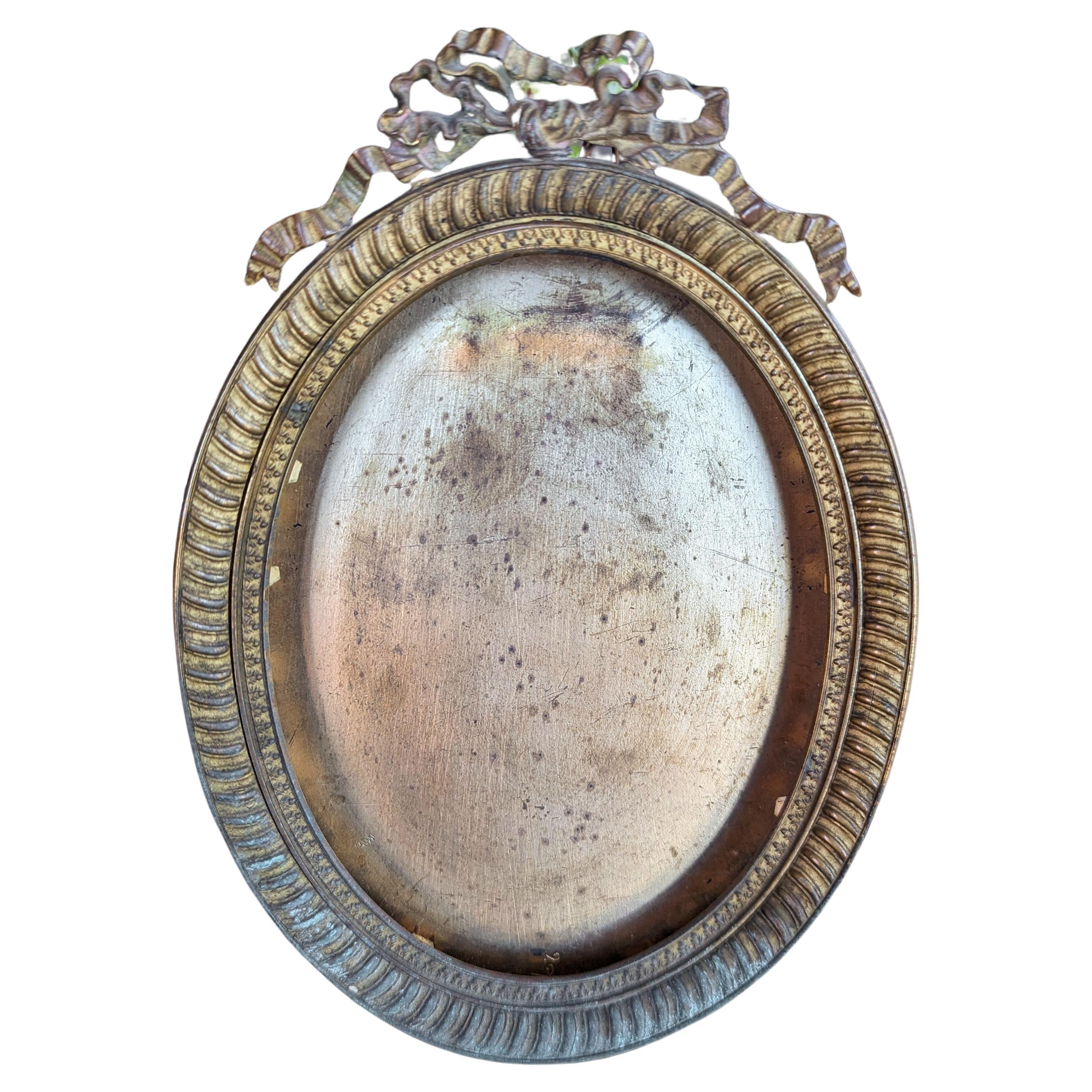 Antiker französischer Fotorahmen aus Bronze mit ovalen Bändern und Schleifen im Louis-XVI.-Stil im Angebot