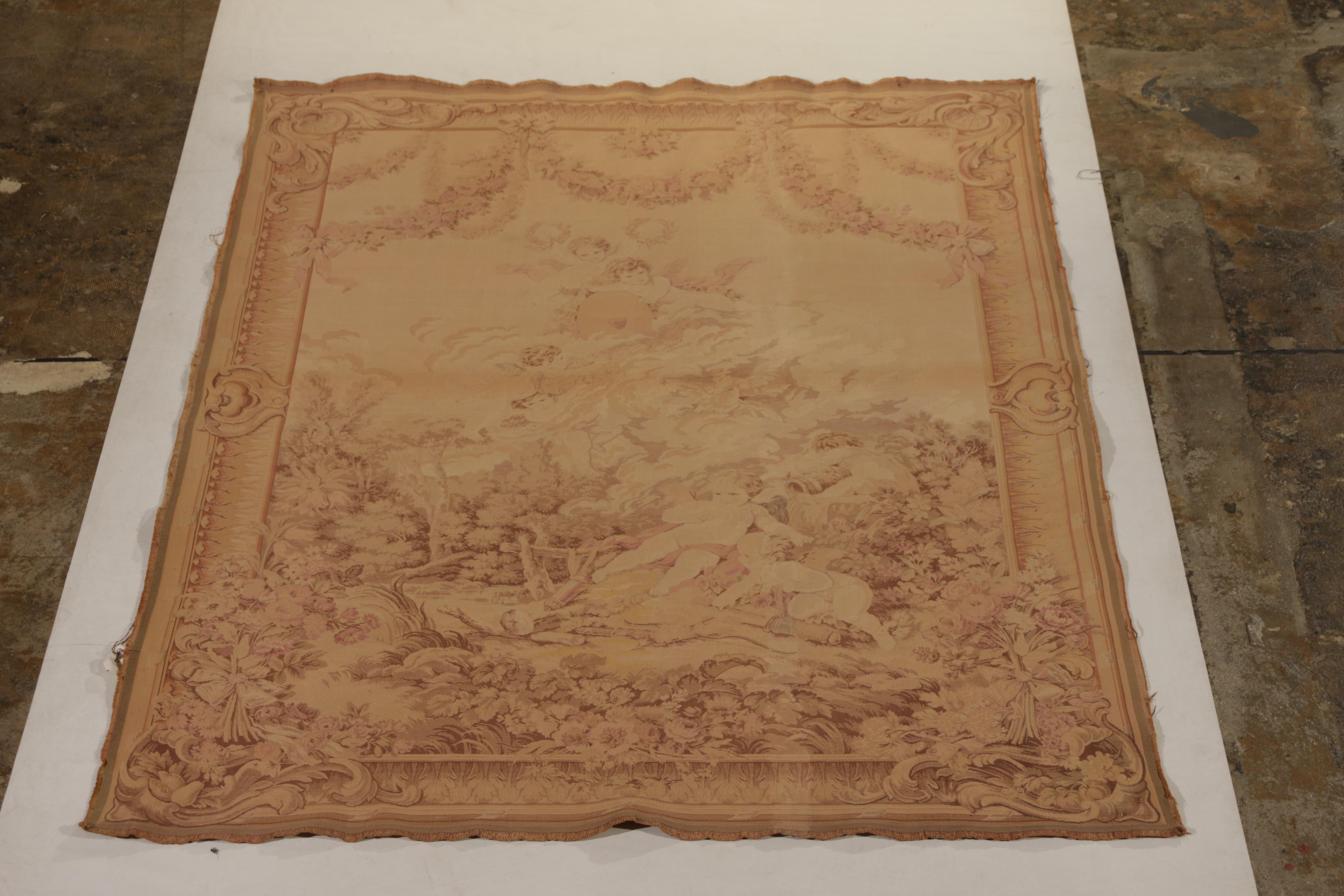 Nouée à la main dans une laine de haute qualité provenant de France entre 1870 et 1880, cette tapisserie française ancienne met en valeur un certain nombre d'éléments Aubusson et néoclassiques distingués dans sa grandeur, de l'ombrage pictural