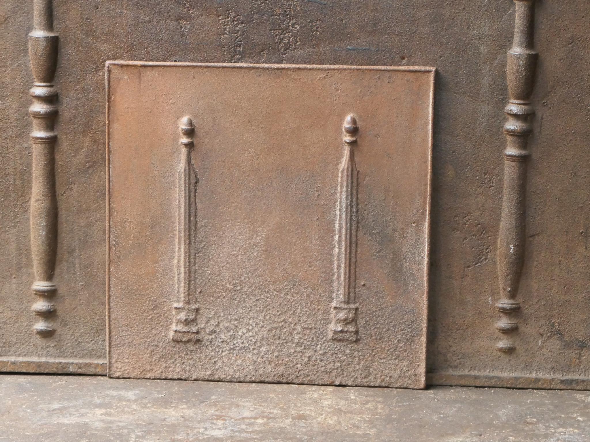 Antike französische „Pillars of Freedom“-Kaminsims / Rückwand, 18. - 19. Jahrhundert (Gegossen) im Angebot