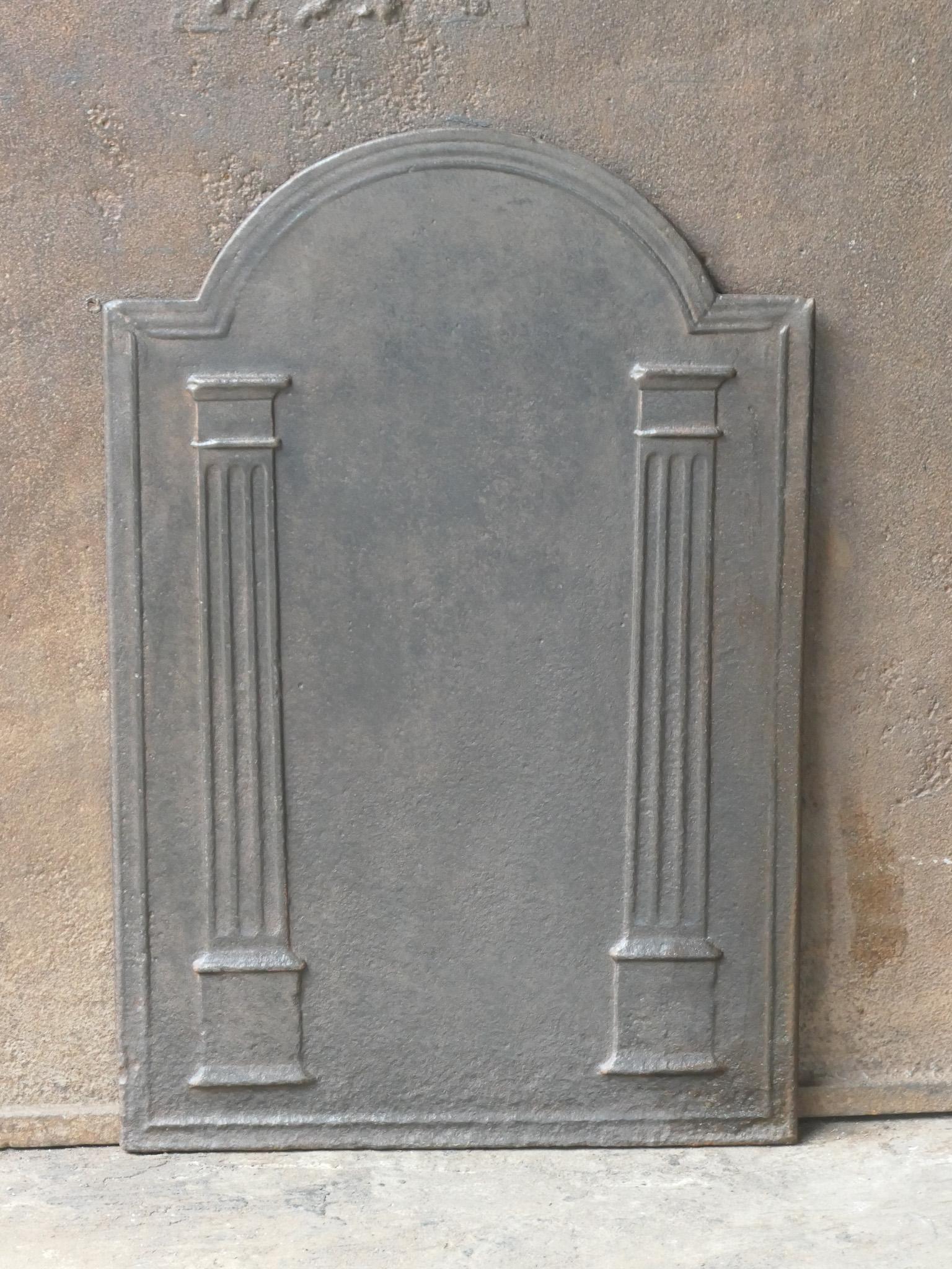Chimenea neoclásica francesa del siglo XVIII-XIX con dos pilares de la libertad. Los pilares simbolizan el valor libertad, uno de los tres valores de la Revolución Francesa. 

El hogar es de hierro fundido y presenta una pátina marrón natural. A