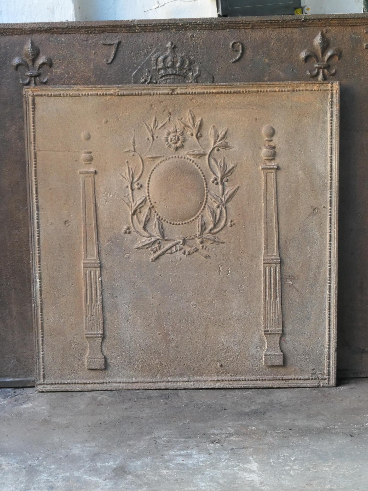 Chimenea neoclásica francesa de los siglos XVIII-XIX con dos pilares de la libertad y decoración floral. Los pilares simbolizan el valor libertad, uno de los tres valores de la Revolución Francesa. 

El hogar es de hierro fundido y presenta una