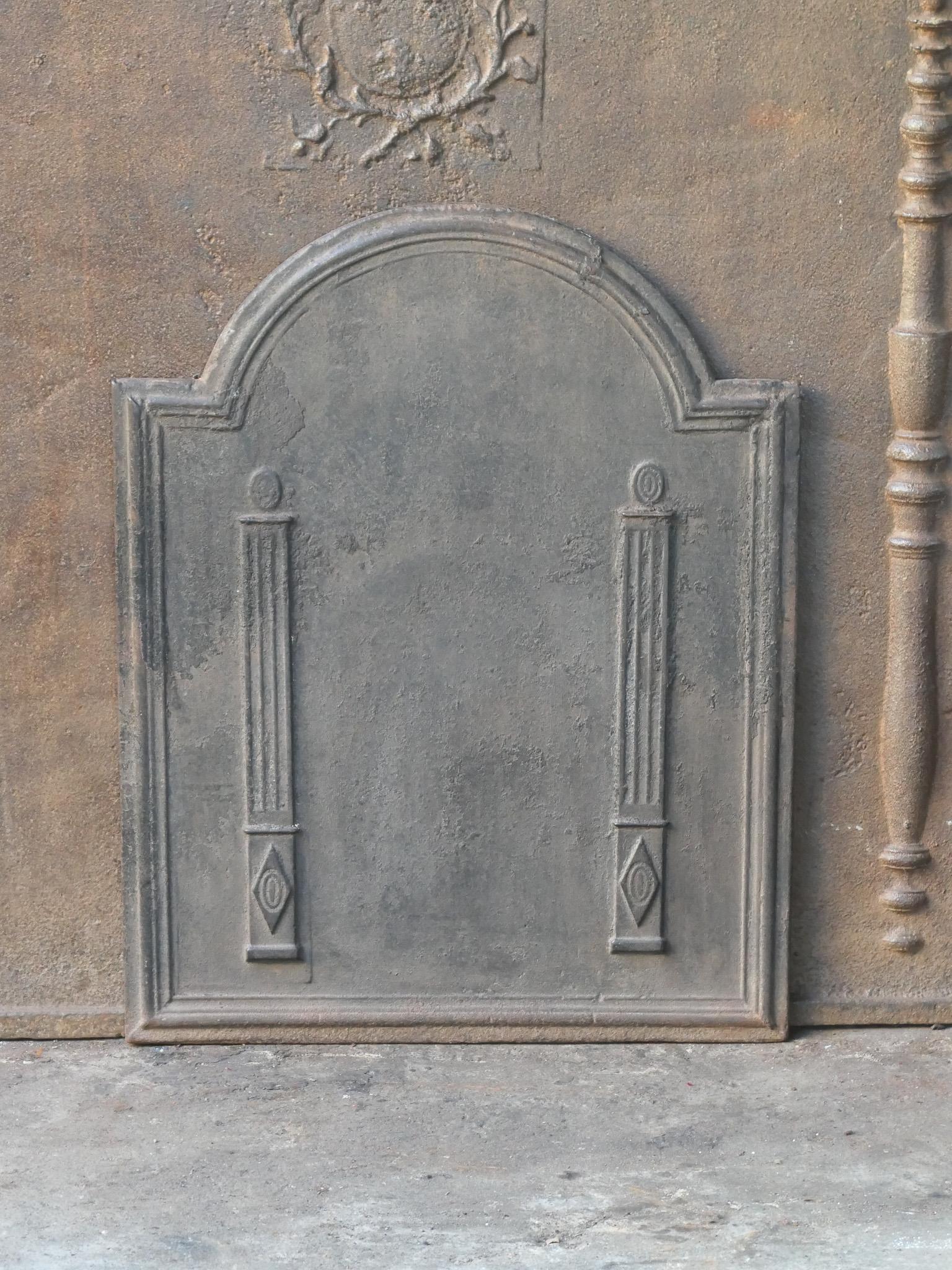 Chimenea de época neoclásica francesa de los siglos XVIII-XIX con dos pilares de la libertad. Los pilares simbolizan el valor libertad, uno de los tres valores de la Revolución Francesa. 

El hogar es de hierro fundido y presenta una pátina marrón