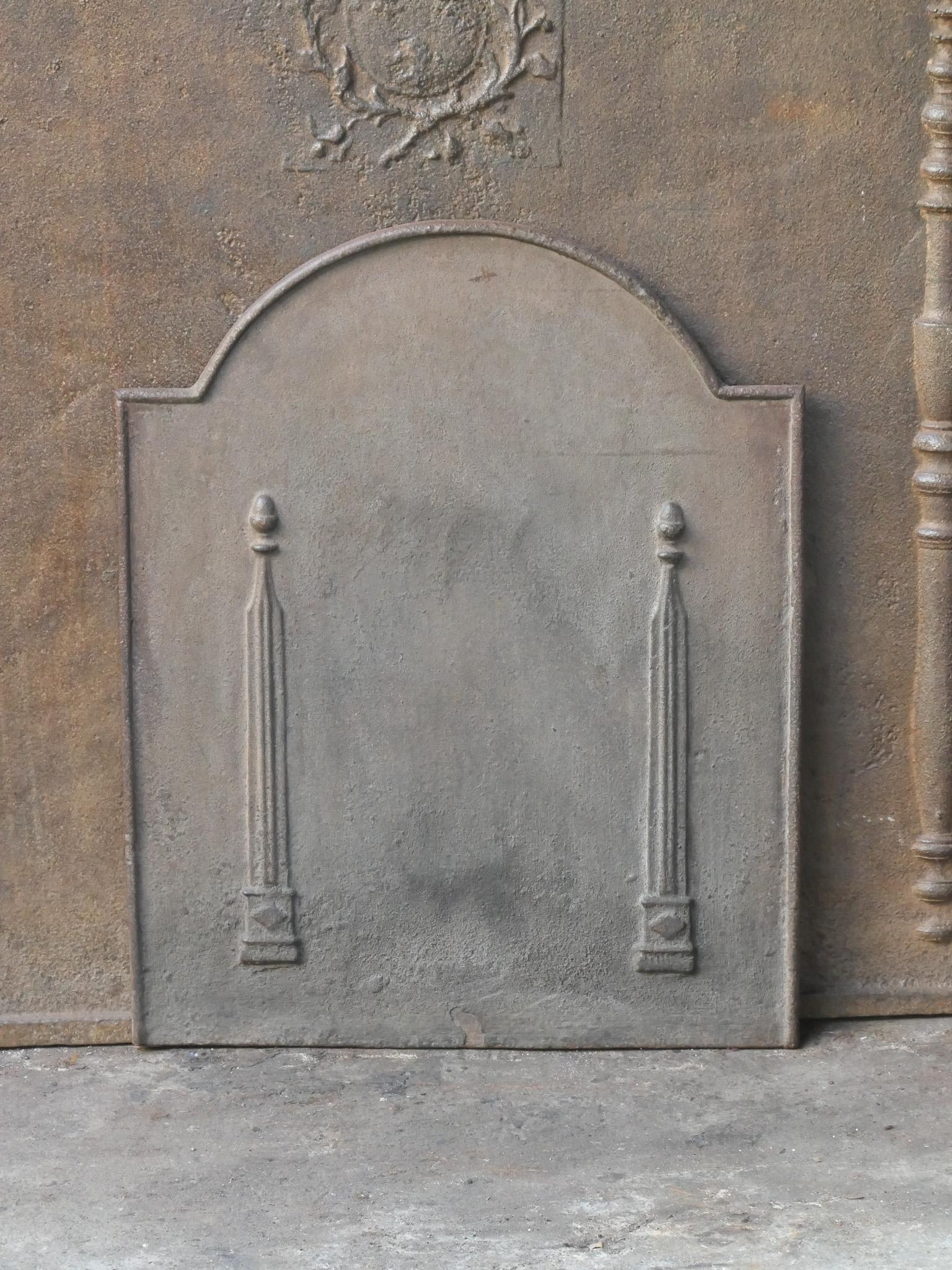 Chimenea de época neoclásica francesa de los siglos XVIII-XIX con dos pilares de la libertad. Los pilares simbolizan el valor libertad, uno de los tres valores de la Revolución Francesa. 

El hogar es de hierro fundido y presenta una pátina marrón
