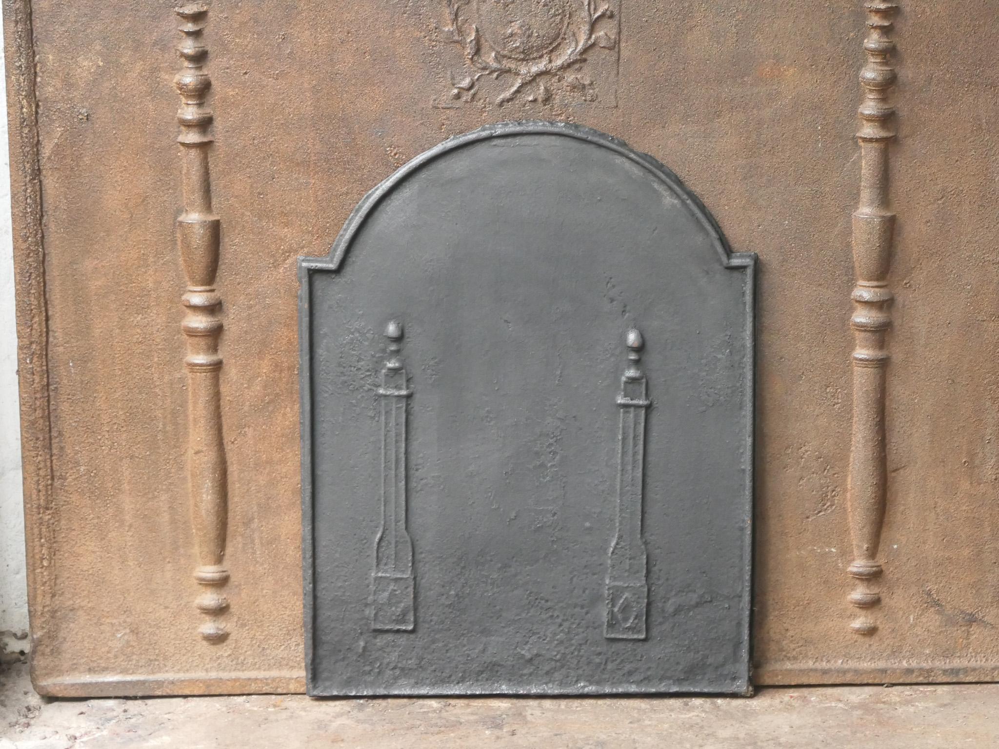 Chimenea de época neoclásica francesa de los siglos XVIII-XIX con dos pilares de la libertad. Los pilares simbolizan el valor libertad, uno de los tres valores de la Revolución Francesa. 

El respaldo es de hierro fundido y presenta una pátina negra
