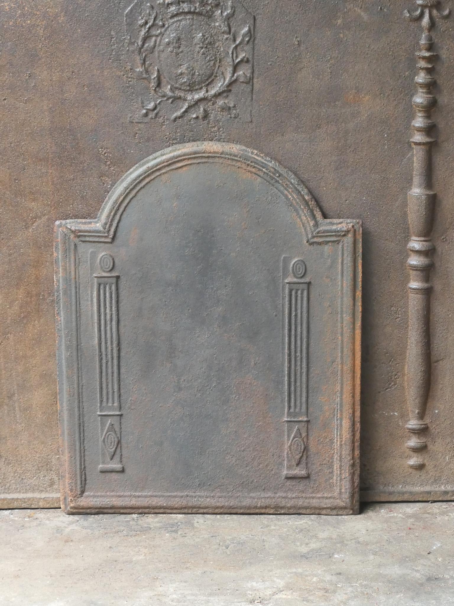 Chimenea de época neoclásica francesa de los siglos XVIII-XIX con dos pilares de la libertad. Los pilares simbolizan el valor libertad, uno de los tres valores de la Revolución Francesa. 

El hogar es de hierro fundido y presenta una pátina marrón