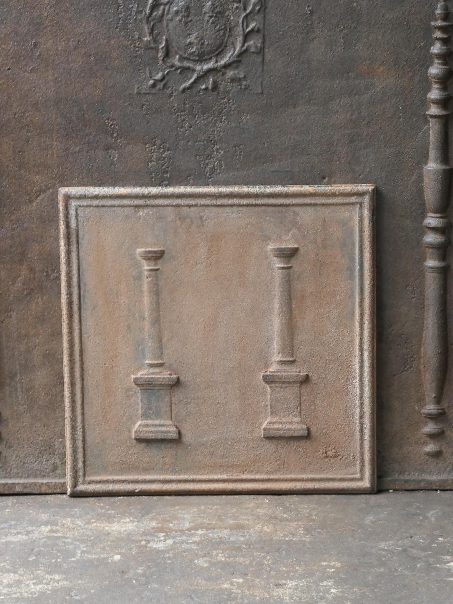 Néoclassique Plaque de cheminée française ancienne Pillars of Freedom, 18e - 19e siècle en vente