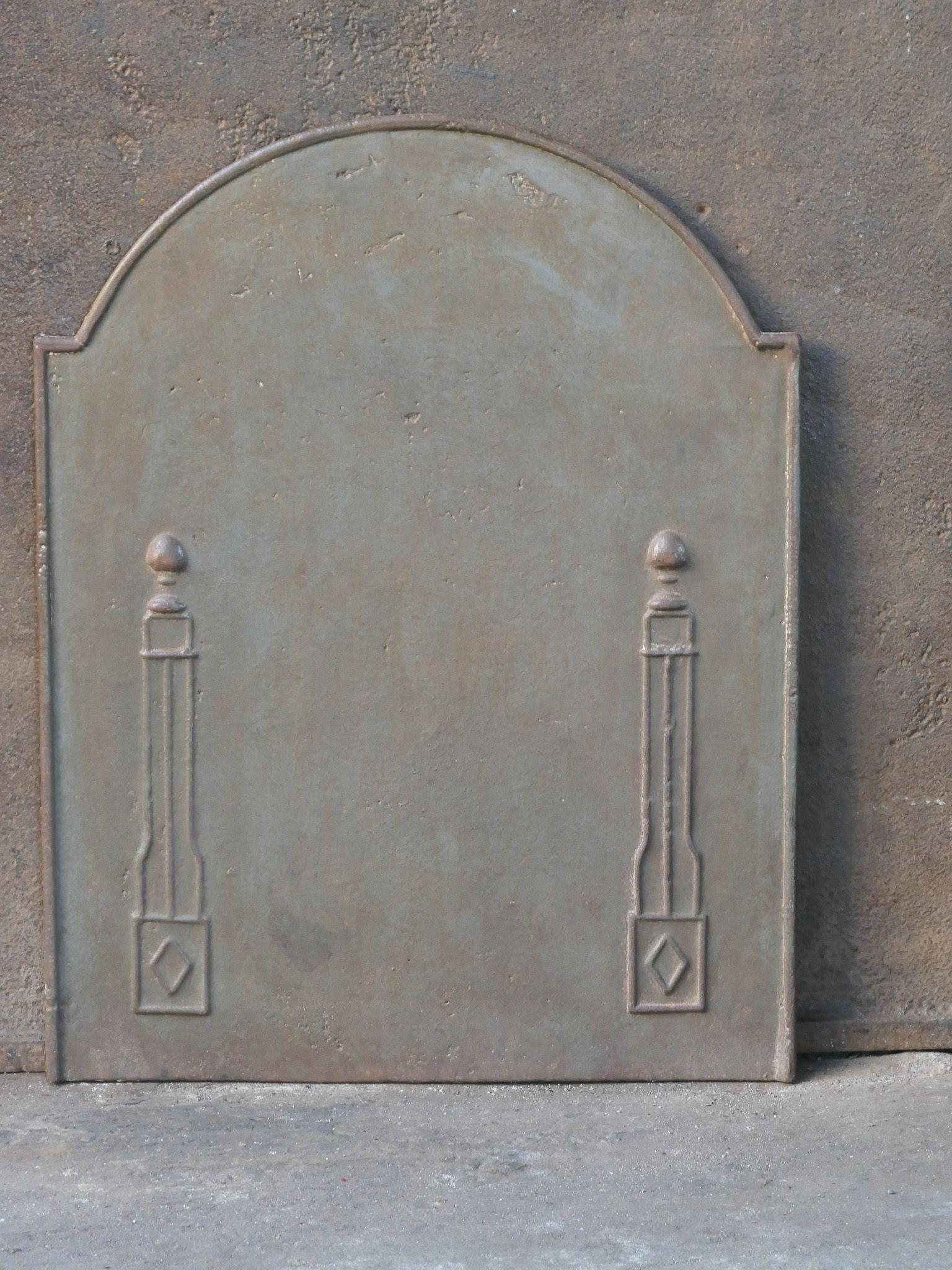 Parafuoco francese del periodo neoclassico con due pilastri della libertà. I pilastri simboleggiano il valore della libertà, uno dei tre valori della rivoluzione francese.

Lo schienale è in ghisa e presenta una patina marrone naturale. Su