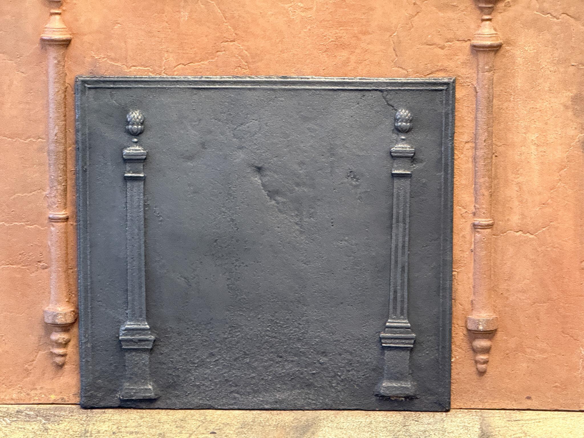 Parafuoco francese di epoca neoclassica con due pilastri della libertà. I pilastri simboleggiano il valore della libertà, uno dei tre valori della rivoluzione francese.

Lo schienale del caminetto è in ghisa e presenta una patina nera e color