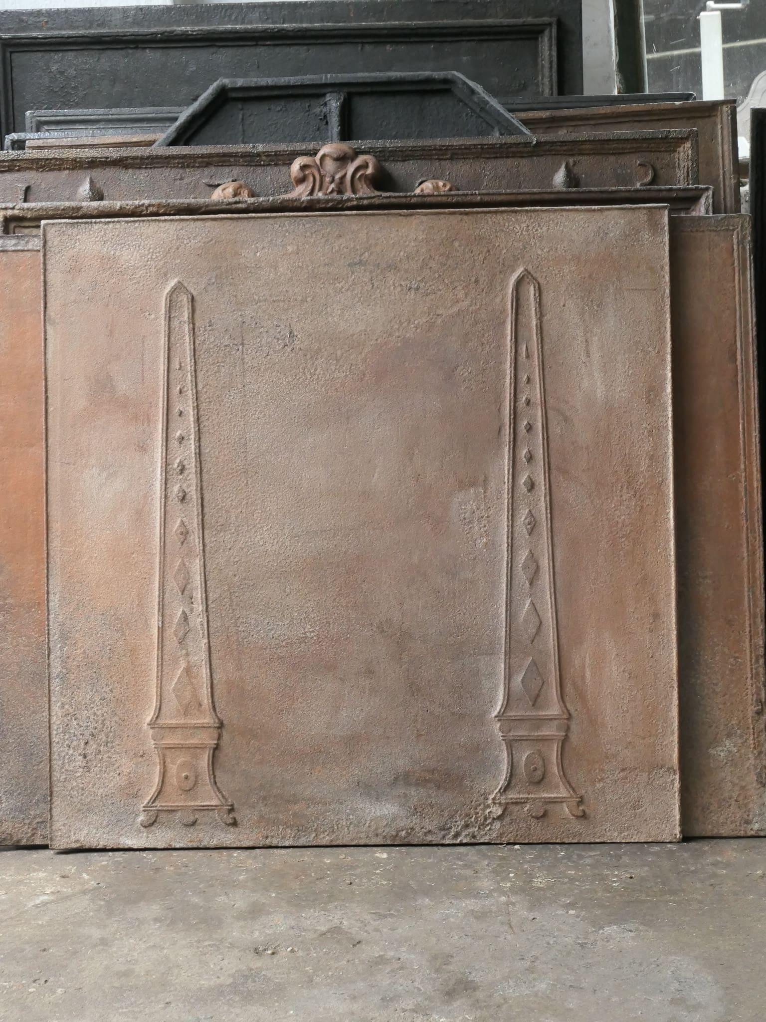 Ende des 18. oder Anfang des 19. Jahrhunderts französischer Neoklassizismus mit zwei Säulen der Freiheit. Die Säulen symbolisieren den Wert der Freiheit, einen der drei Werte der französischen Revolution. 

Die Feuerrückwand ist aus Gusseisen und