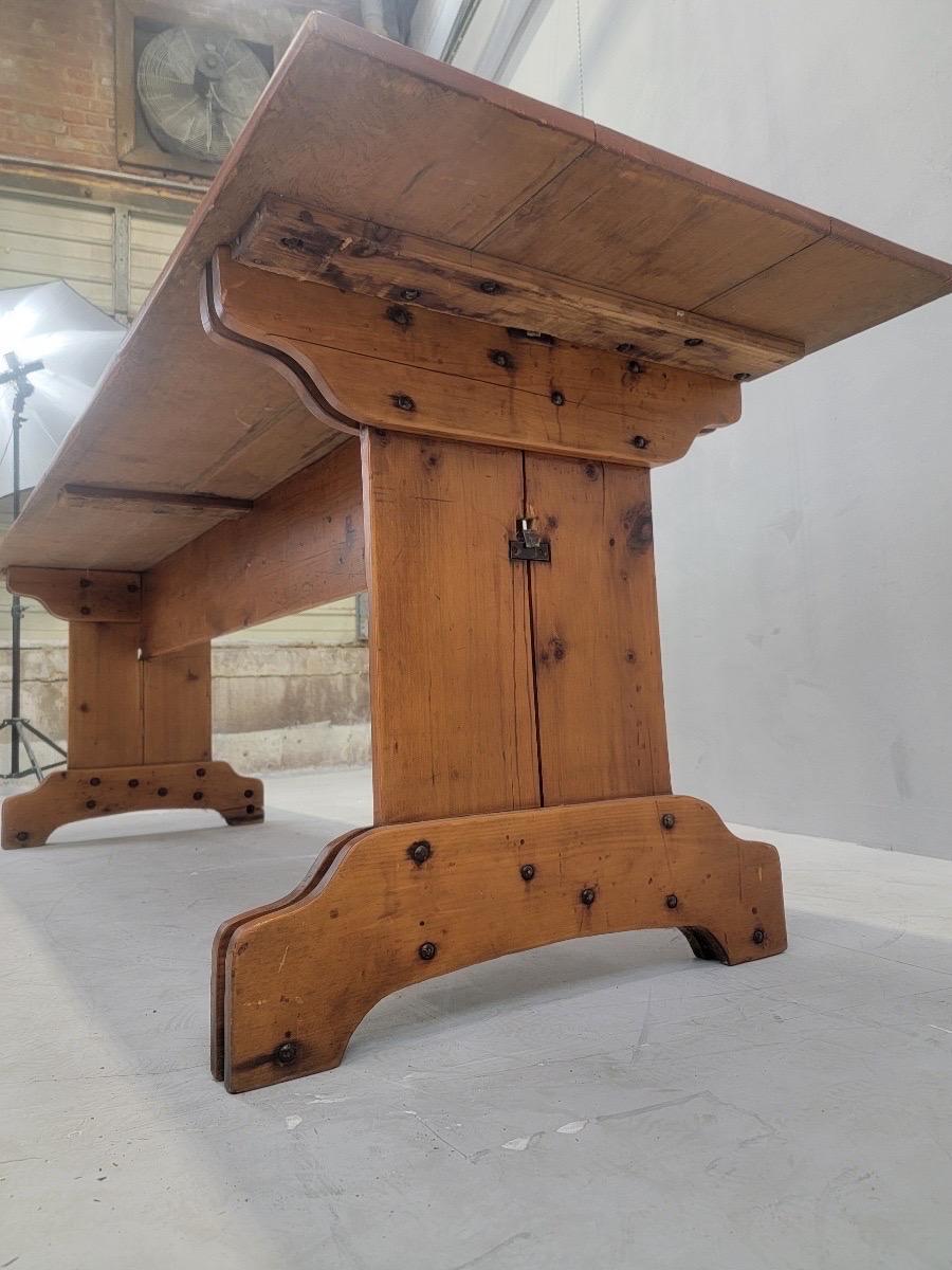 Antike Französisch Kiefer Plank Trestle Farm Tisch (Land) im Angebot