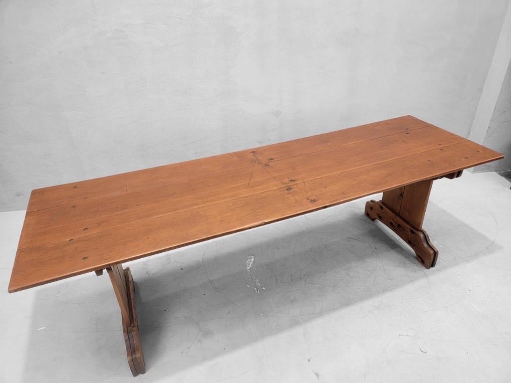 Antique French Pine Plank Trestle Farm Table (Mesa de granja con caballete) en Bueno estado para la venta en Chicago, IL