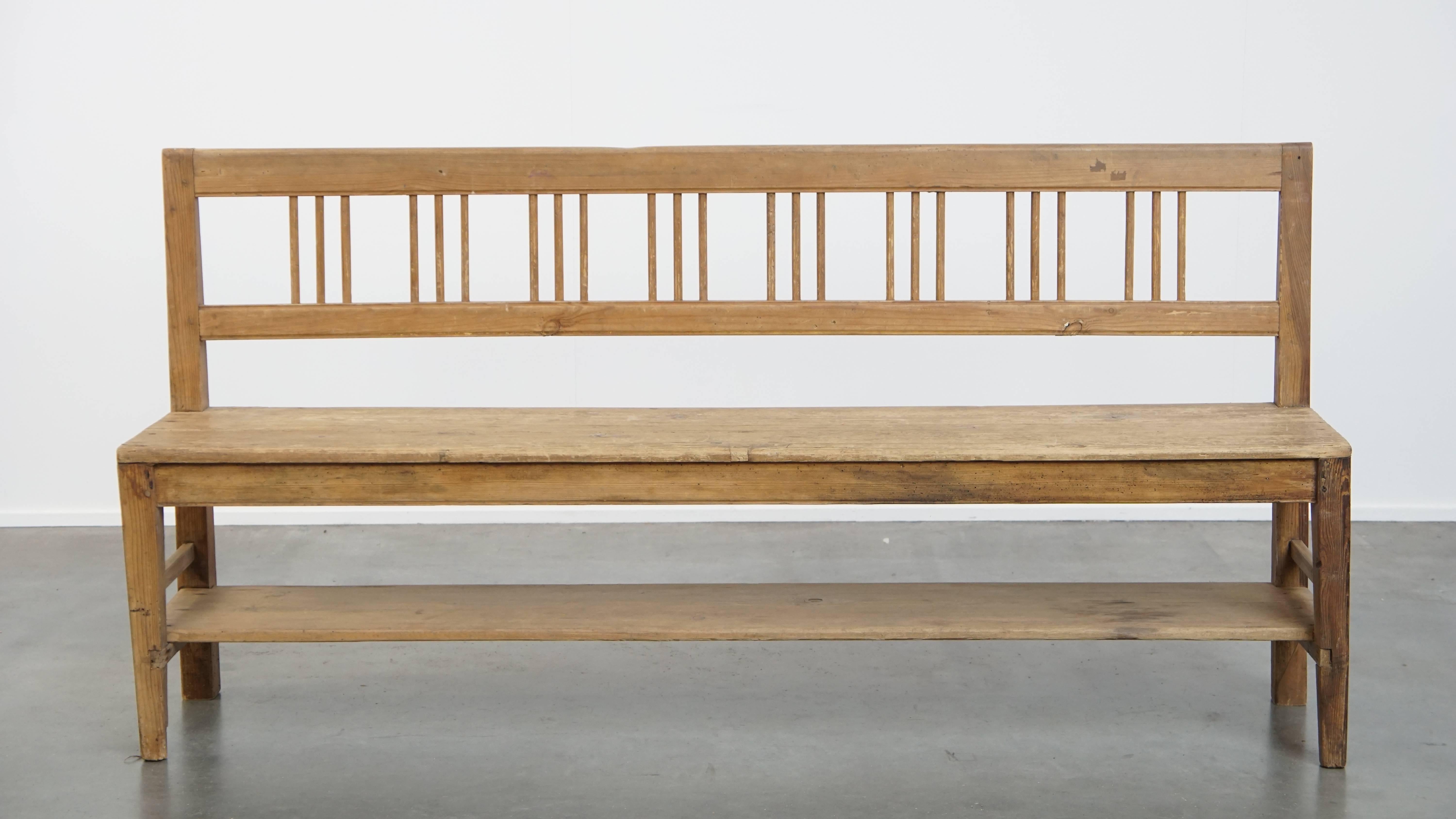 Nous vous proposons ce magnifique banc ancien et rustique en bois de pin, également parfait comme banc de salle à manger. Pour les amoureux d'un intérieur charmant et chaleureux, un banc comme celui-ci est depuis longtemps un ajout aimé et pratique