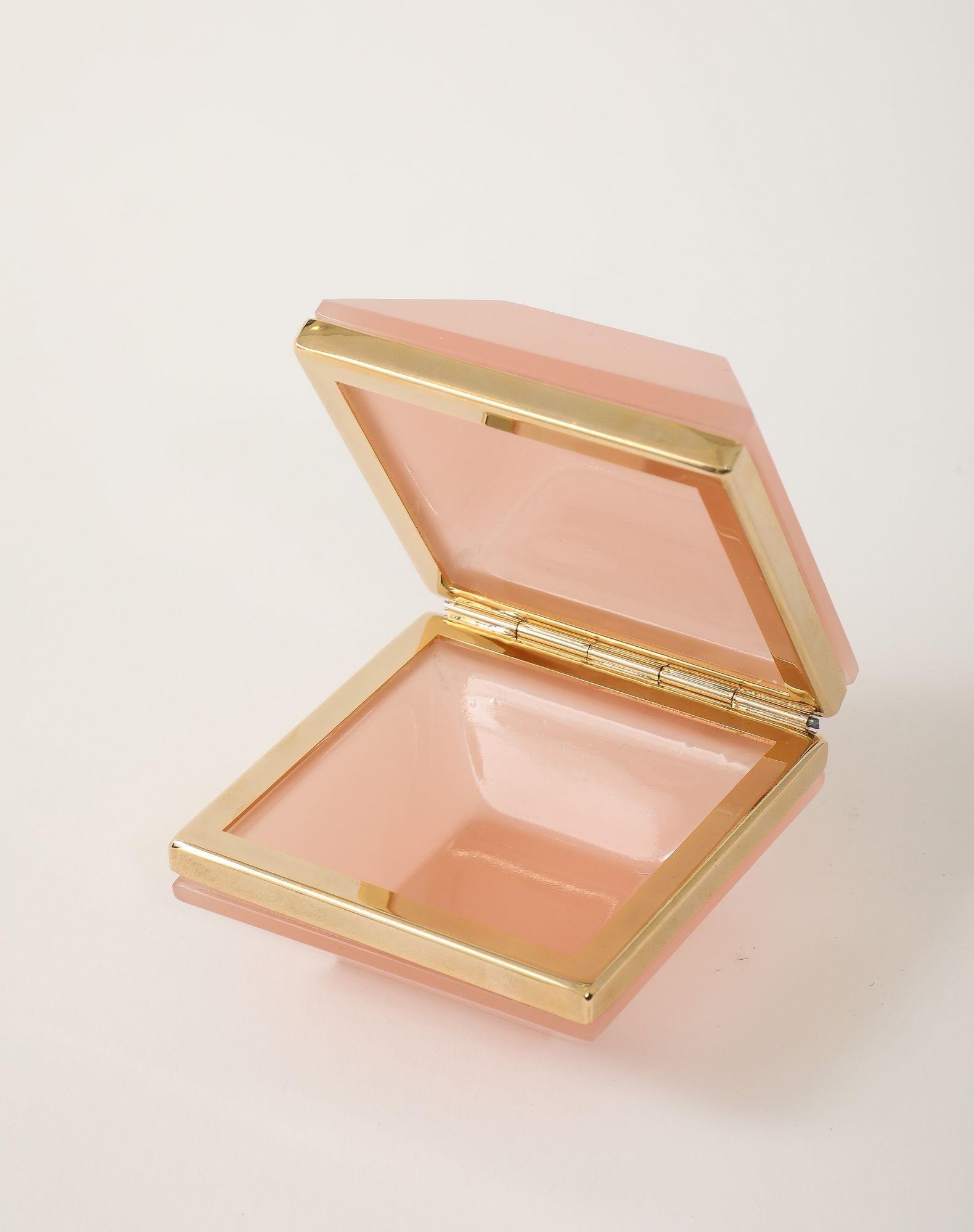 Antigua caja cuadrada biselada de cristal opalino francés de un llamativo color rosa pálido. El cristal pulido está montado con herrajes de bronce dorado finamente detallados, que añaden elegancia al encantador tono. El color del cristal y el