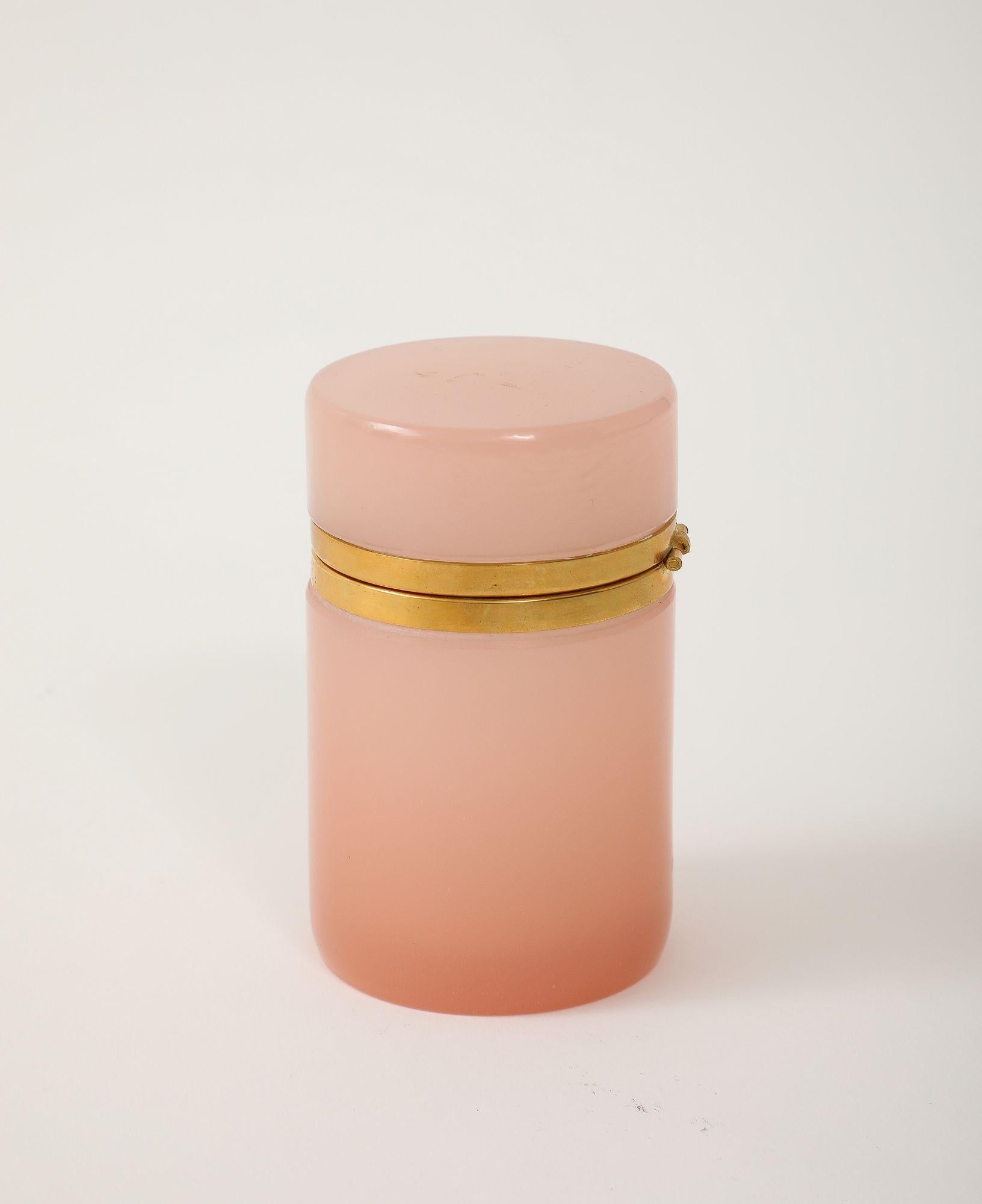Antique French Rosa Zylindrische Opaline Box, Anfang 20. C. im Zustand „Gut“ im Angebot in South Salem, NY