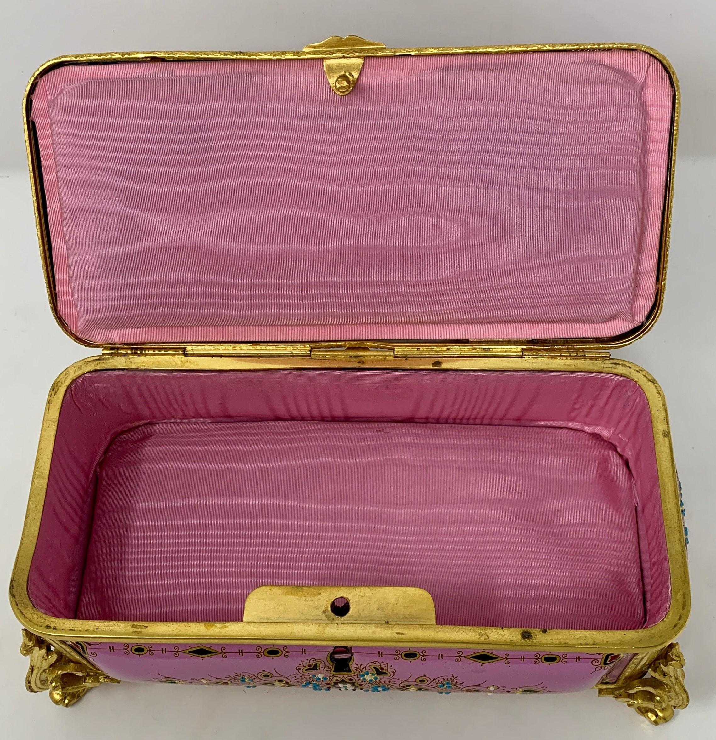 Émaillé Boîte française d'antiquités en bronze doré émaillé rose, vers 1860-1870 en vente