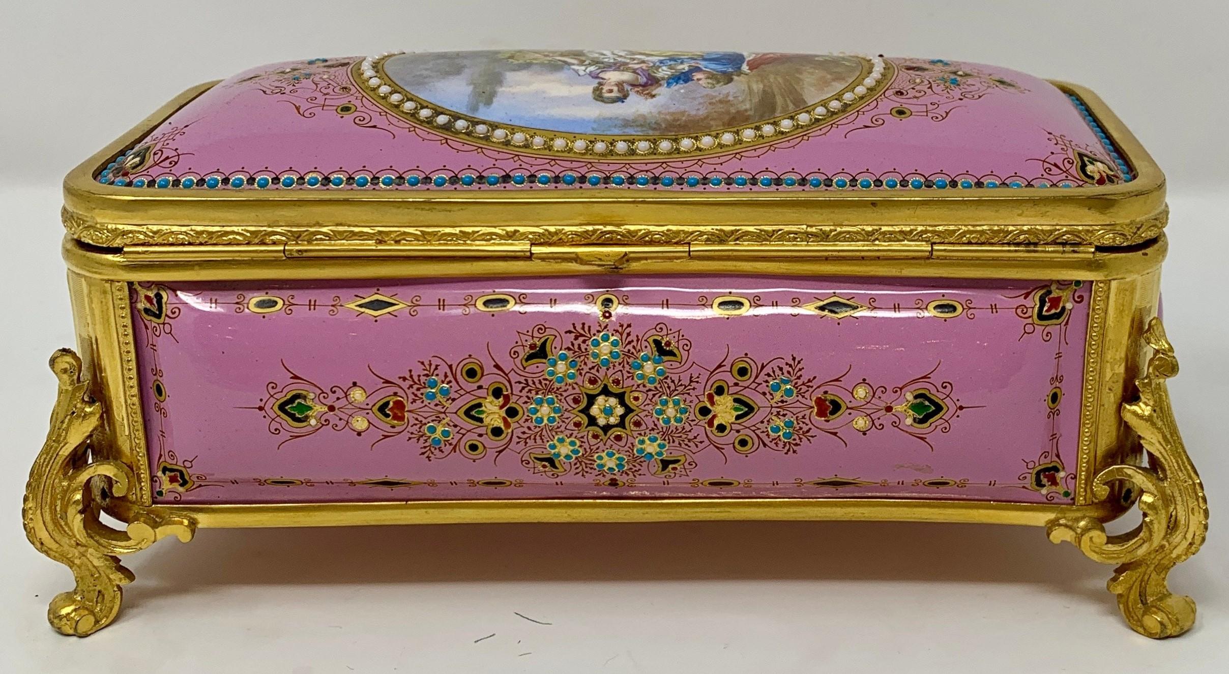 Boîte française d'antiquités en bronze doré émaillé rose, vers 1860-1870 Bon état - En vente à New Orleans, LA