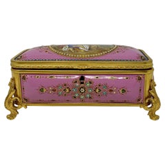 Boîte française d'antiquités en bronze doré émaillé rose, vers 1860-1870