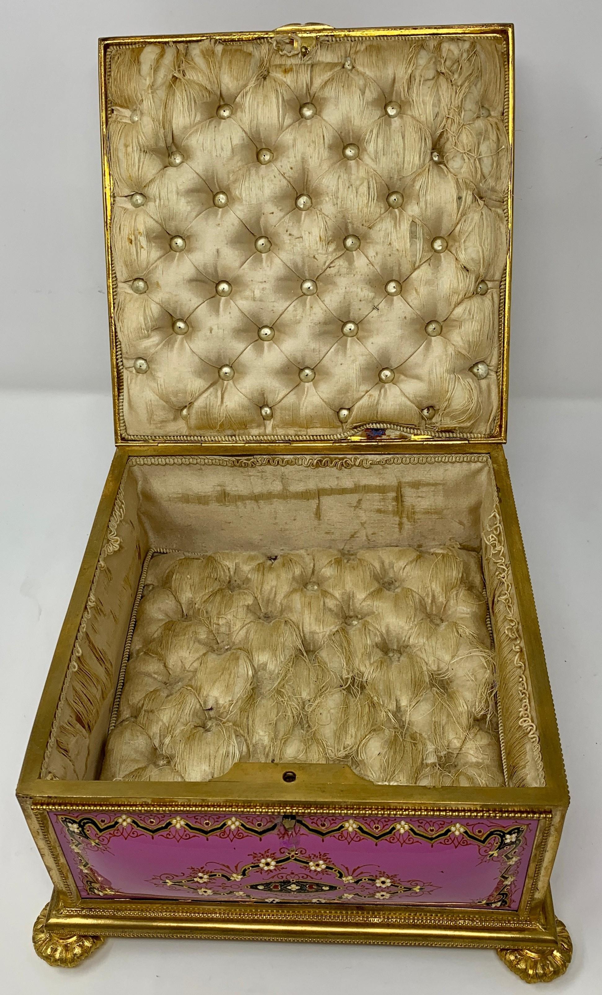 Antike französische rosa emaillierte Goldbronze-Schmuckkästchen, um 1870 (Französisch) im Angebot