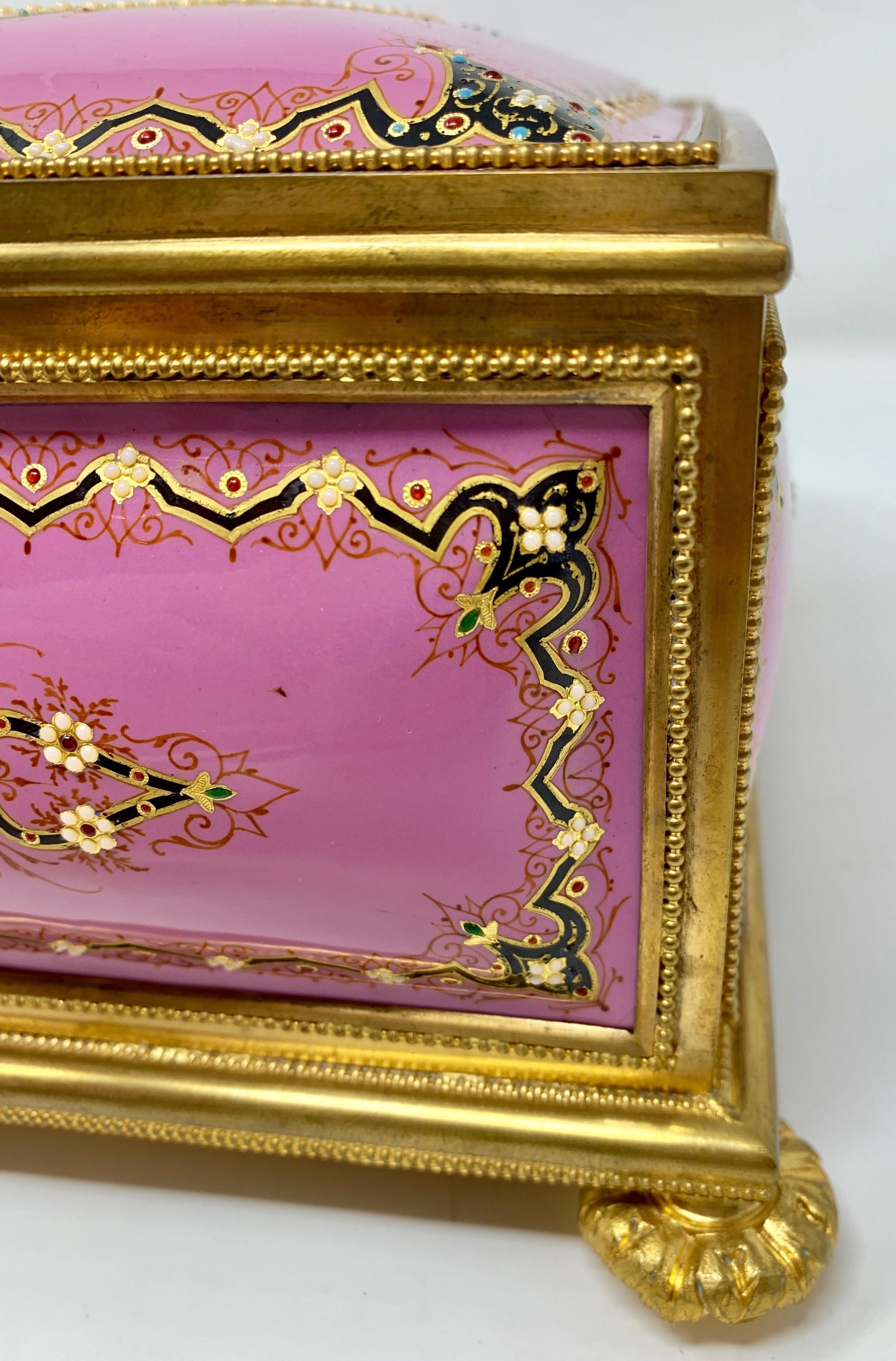 Antike französische rosa emaillierte Goldbronze-Schmuckkästchen, um 1870 im Zustand „Gut“ im Angebot in New Orleans, LA