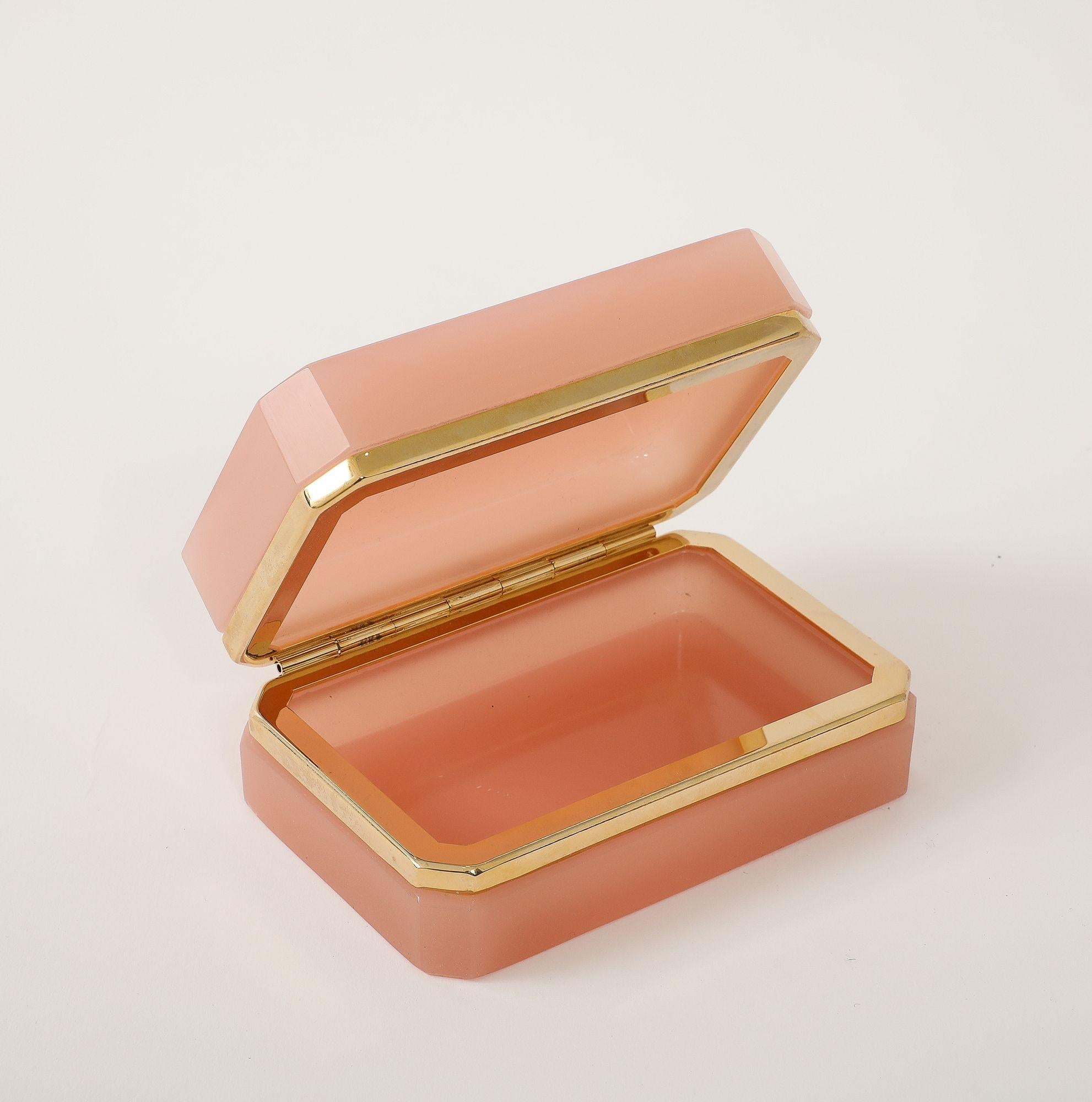 Un antico cofanetto francese in vetro opalino di un sorprendente colore rosa pallido. Il vetro lucido è montato con una ferramenta in bronzo dorato finemente dettagliata, che aggiunge eleganza alla deliziosa tonalità. Il colore del vetro è molto