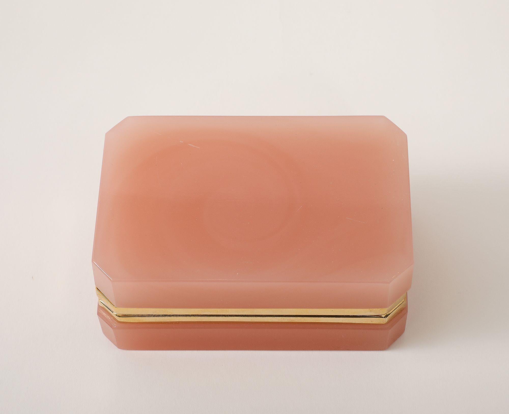 Francese Antique French Pink Opaline Scatola rettangolare con cerniera, 1910 in vendita