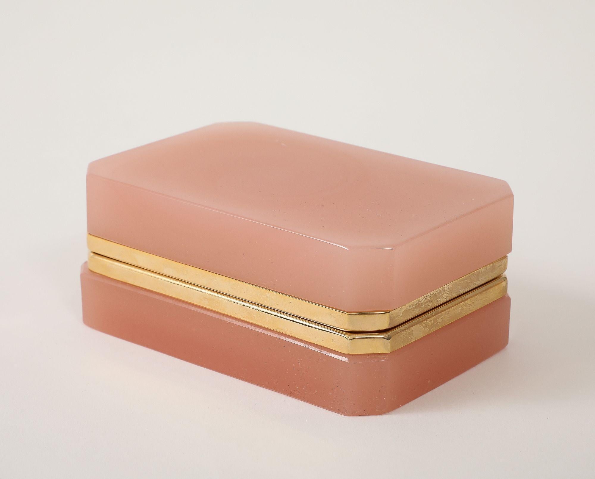 Antique French Pink Opaline Scatola rettangolare con cerniera, 1910 In condizioni buone in vendita a South Salem, NY