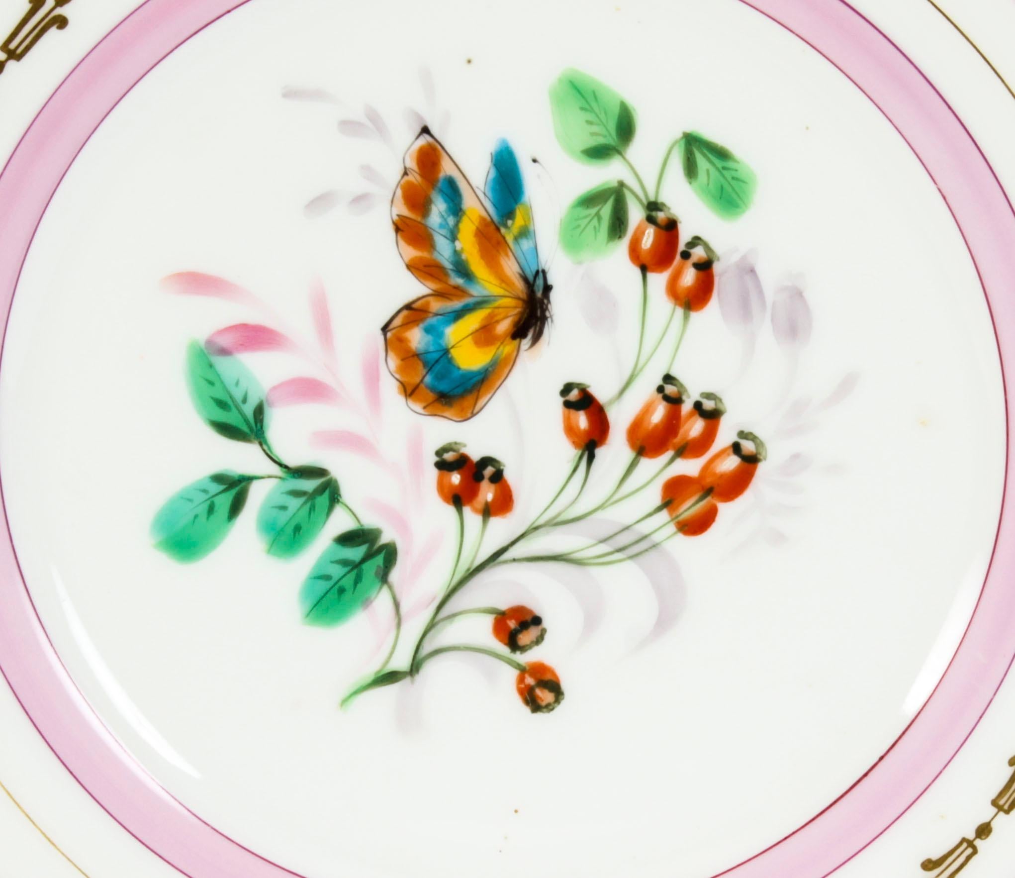 Il s'agit d'une fabuleuse assiette de cabinet en porcelaine française peinte à la main et à fond rose, datant d'environ 1880.

Il est finement décoré à la manière de Sèvres d'une bordure à décor rose et doré avec des ornements floraux et