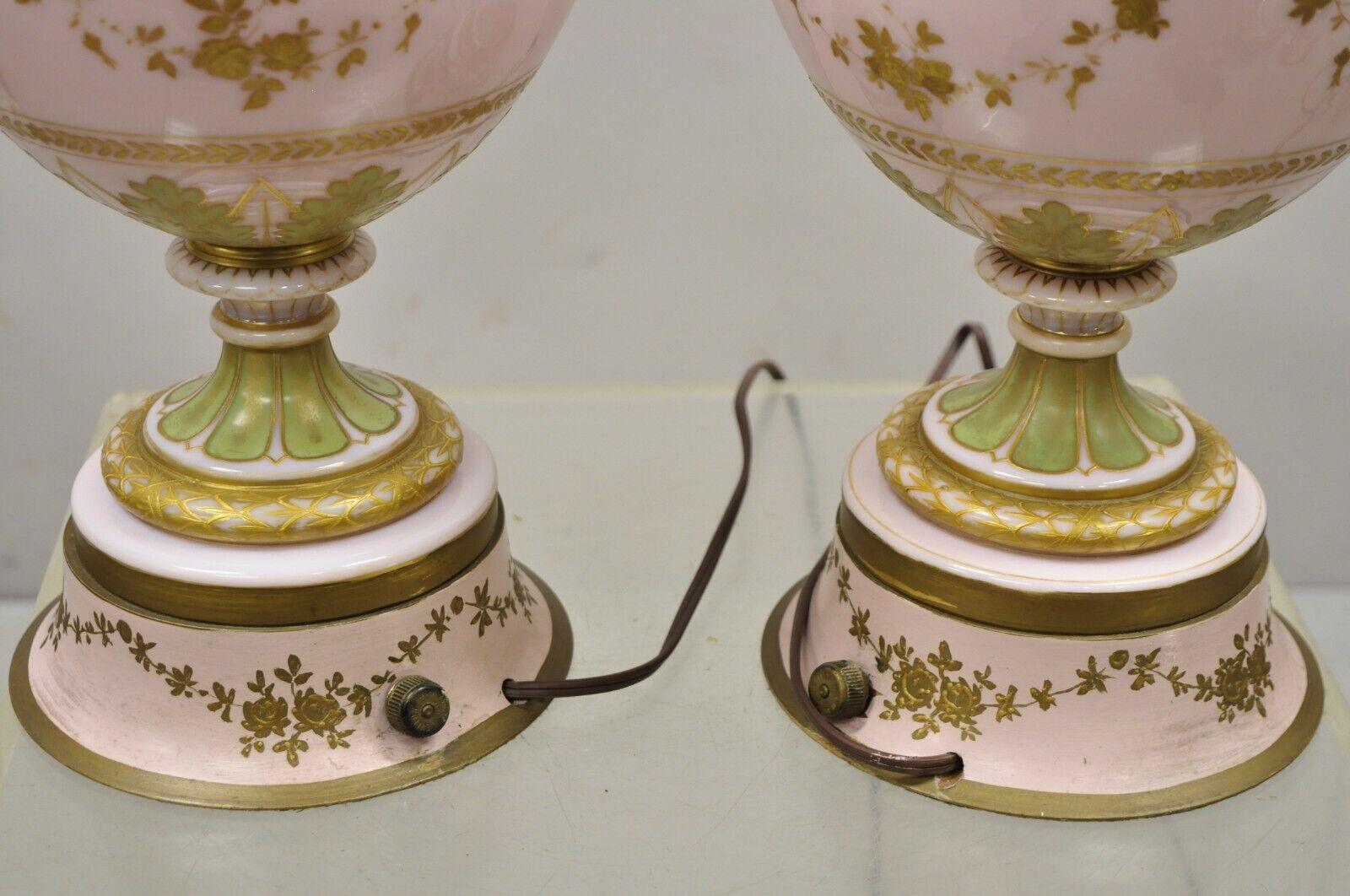 Paire de lampes de bureau bulbeuses françaises anciennes en porcelaine rose peintes à la main en vente 4