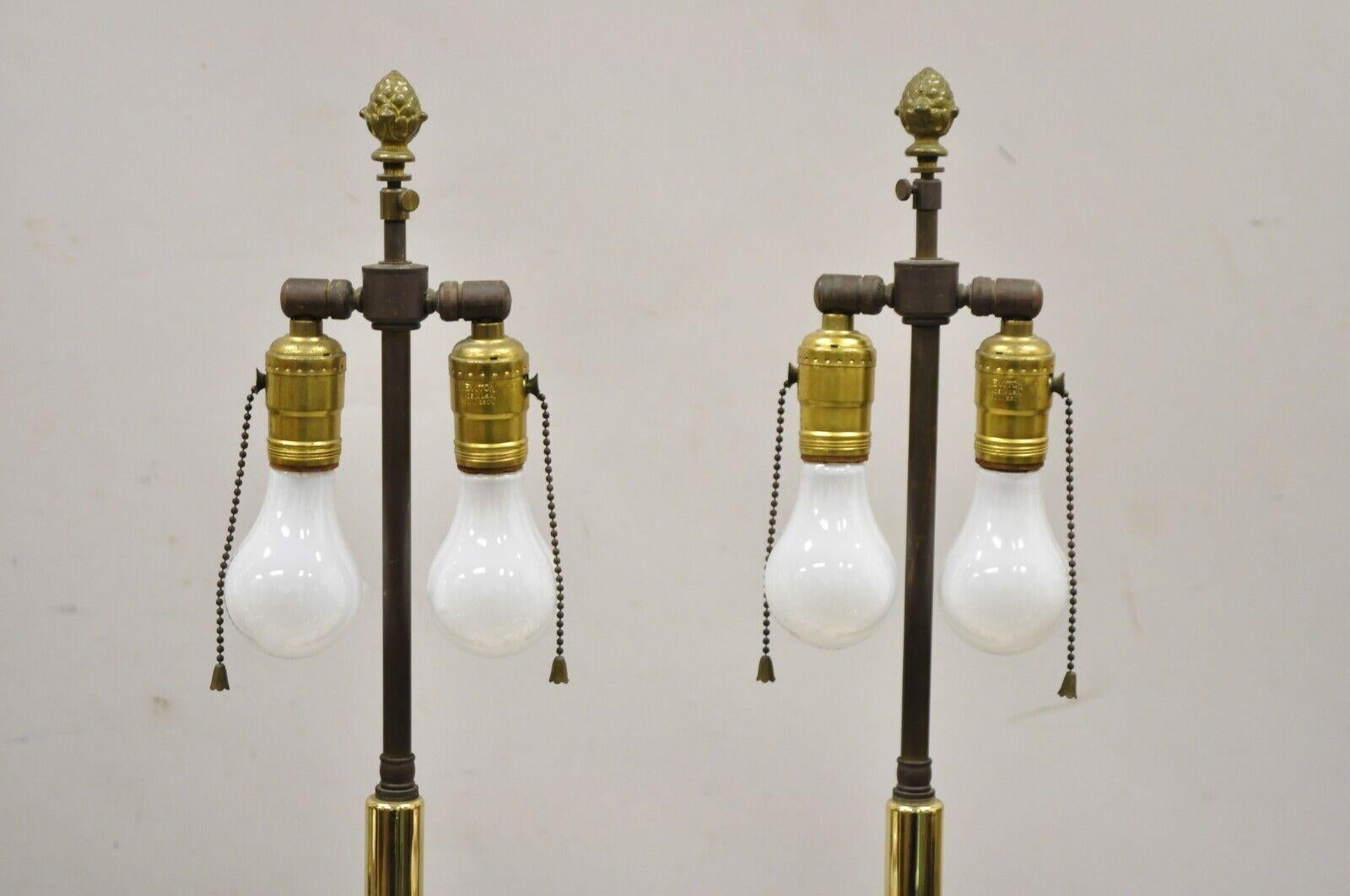 Paire de lampes de bureau bulbeuses françaises anciennes en porcelaine rose peintes à la main Bon état - En vente à Philadelphia, PA