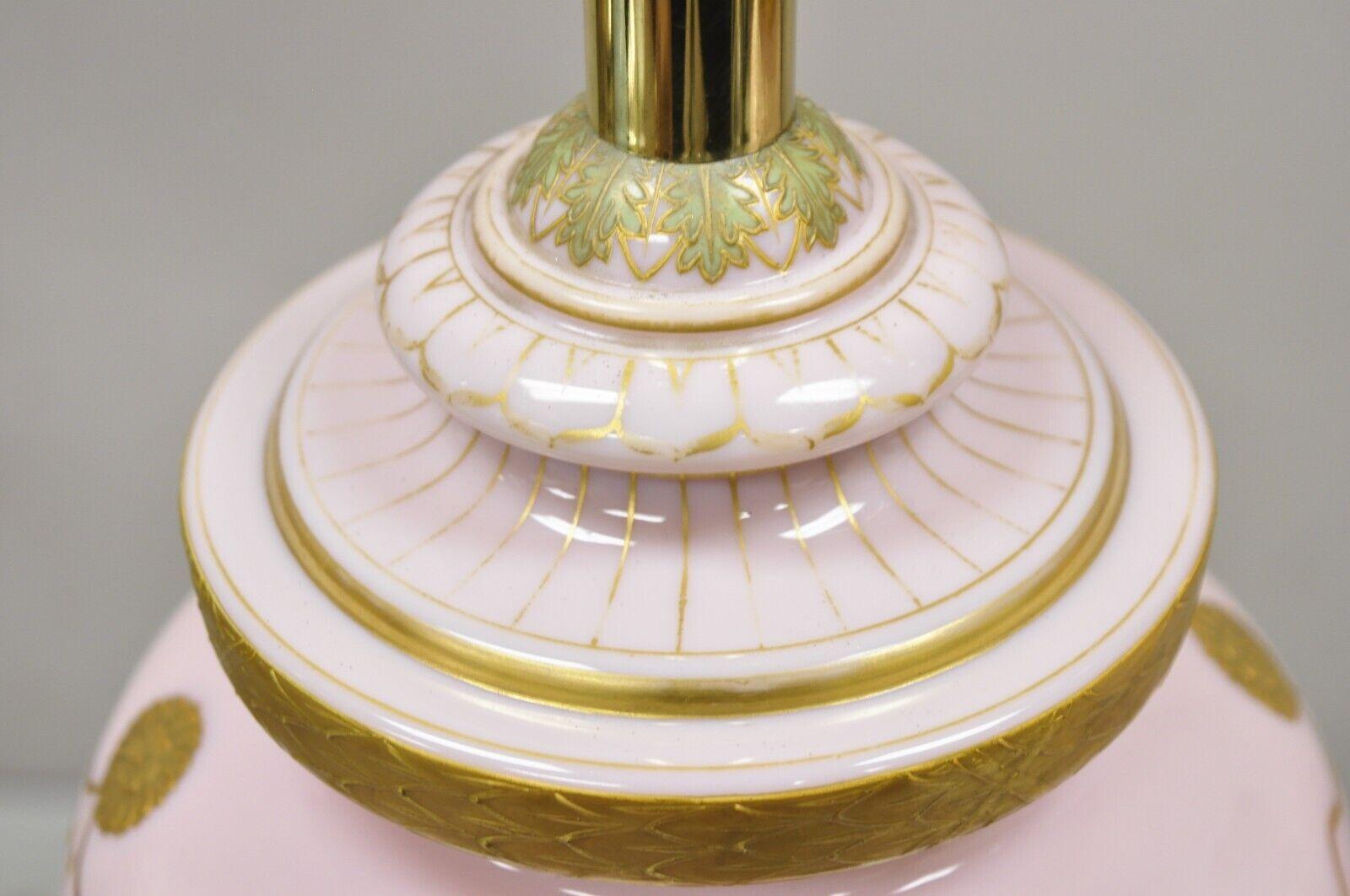 Porcelaine Paire de lampes de bureau bulbeuses françaises anciennes en porcelaine rose peintes à la main en vente