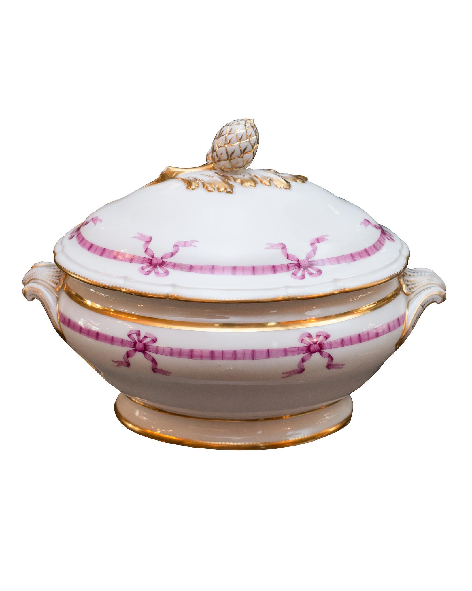 Un magnifique service de table français ancien de 22 pièces vers 1850 avec un design de ruban rose. L'ensemble comprend : 12 assiettes à dîner- 9,5