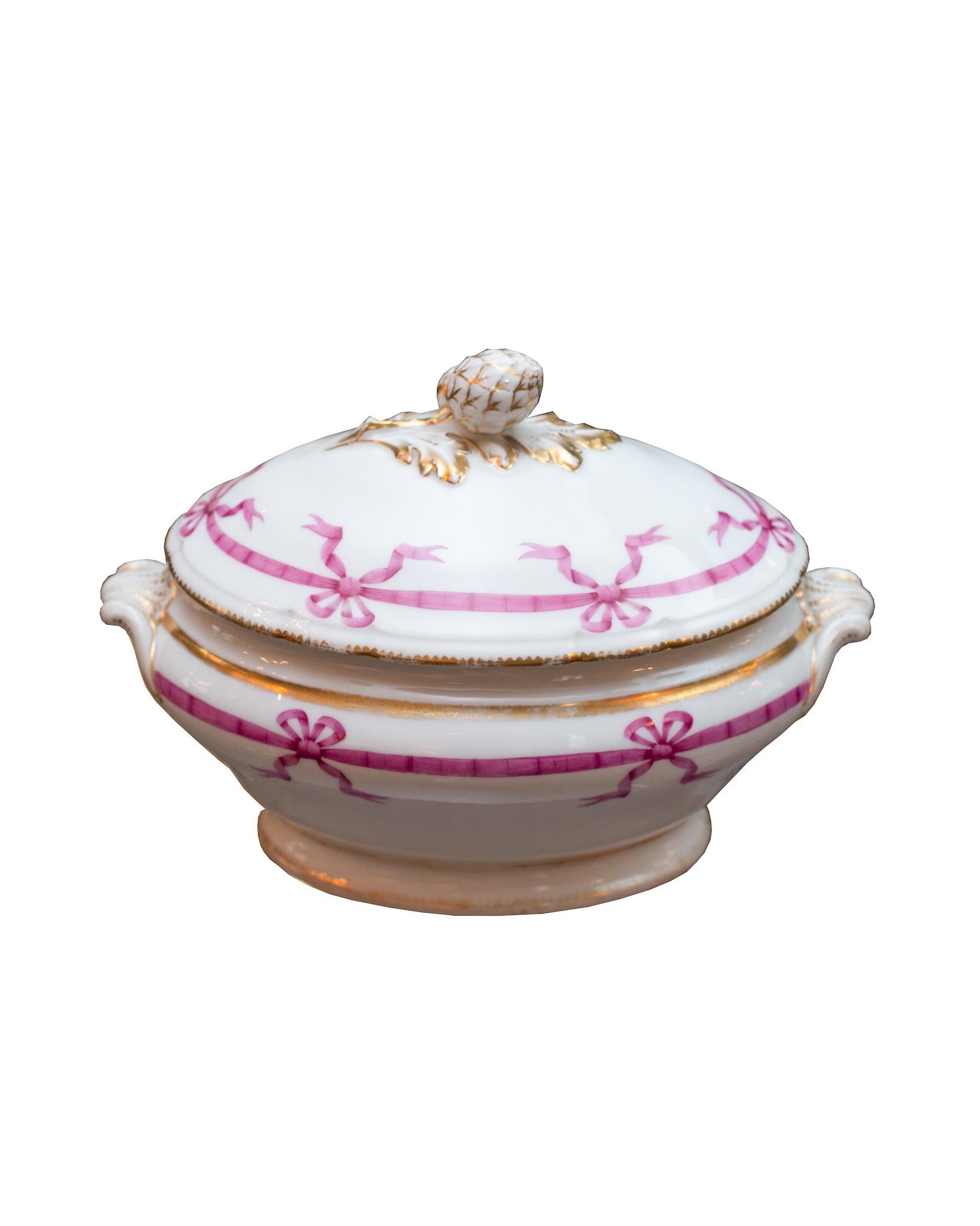 Francese Antique French 22-Piece White Porcelain Set with Pink Ribbon Motif (set da pranzo in porcellana bianca con motivo a nastro rosa)
