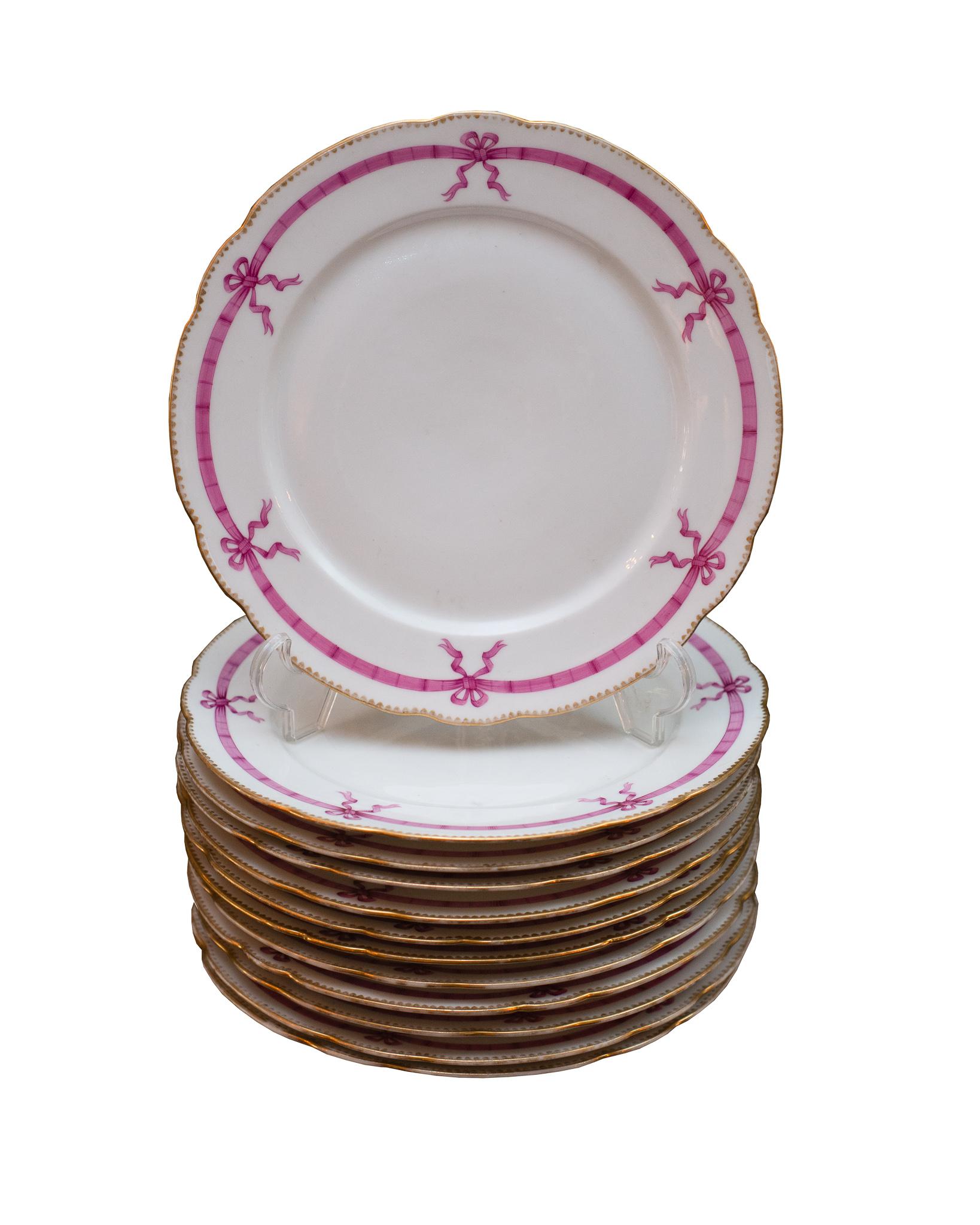 Antique French 22-Piece White Porcelain Set with Pink Ribbon Motif (set da pranzo in porcellana bianca con motivo a nastro rosa) In condizioni discrete a Toronto, ON