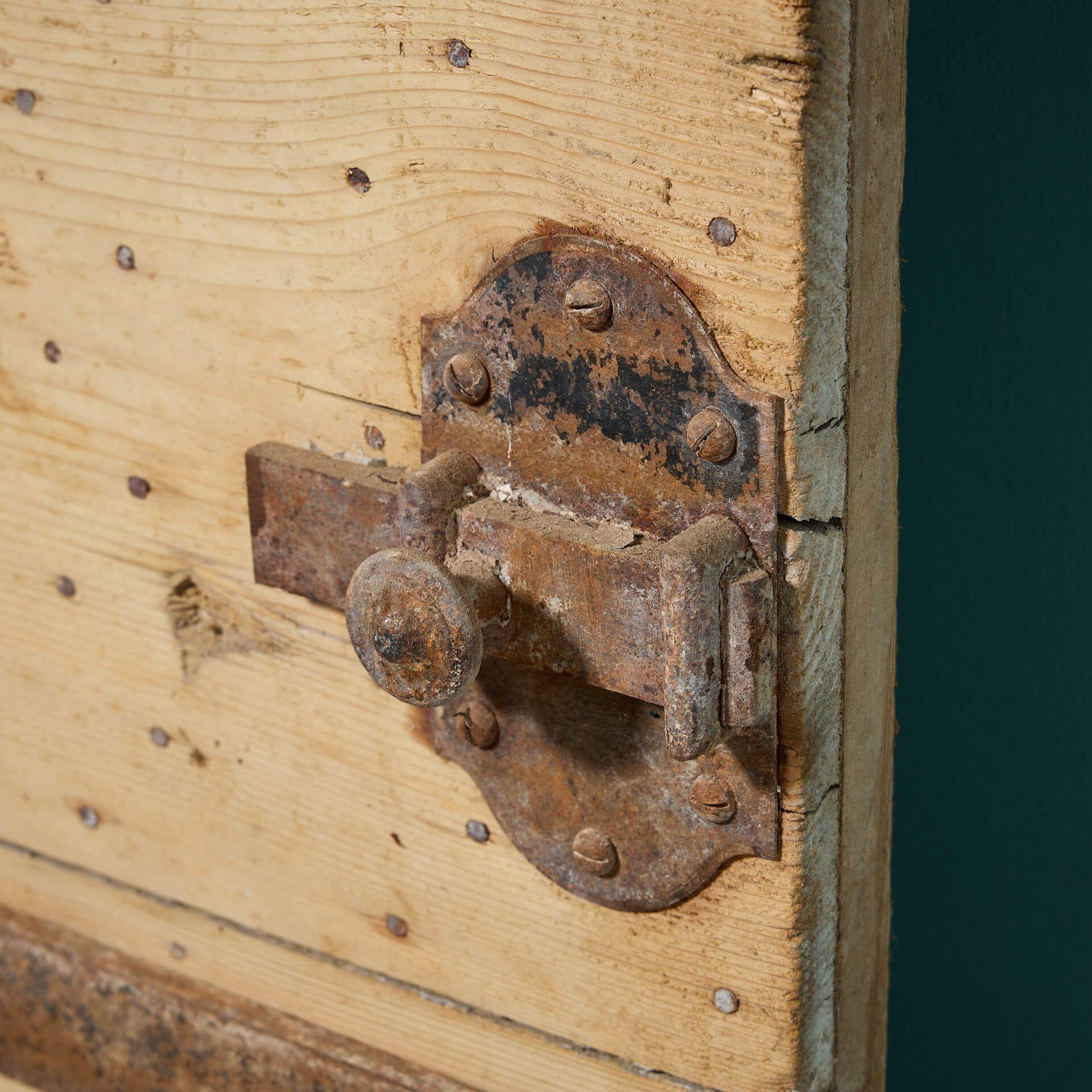 Porte extérieure française ancienne en pin piqué en vente 3